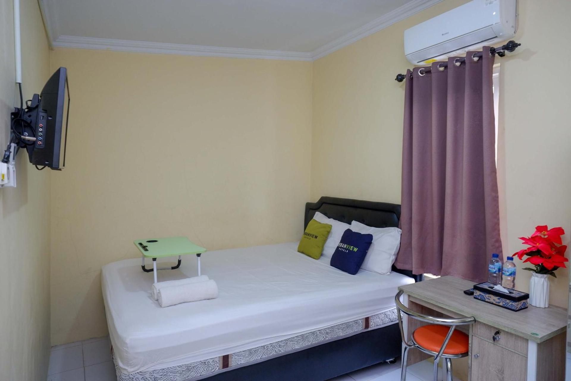 Urbanview Hotel Near Jogja City Mall Deluxe Room 3