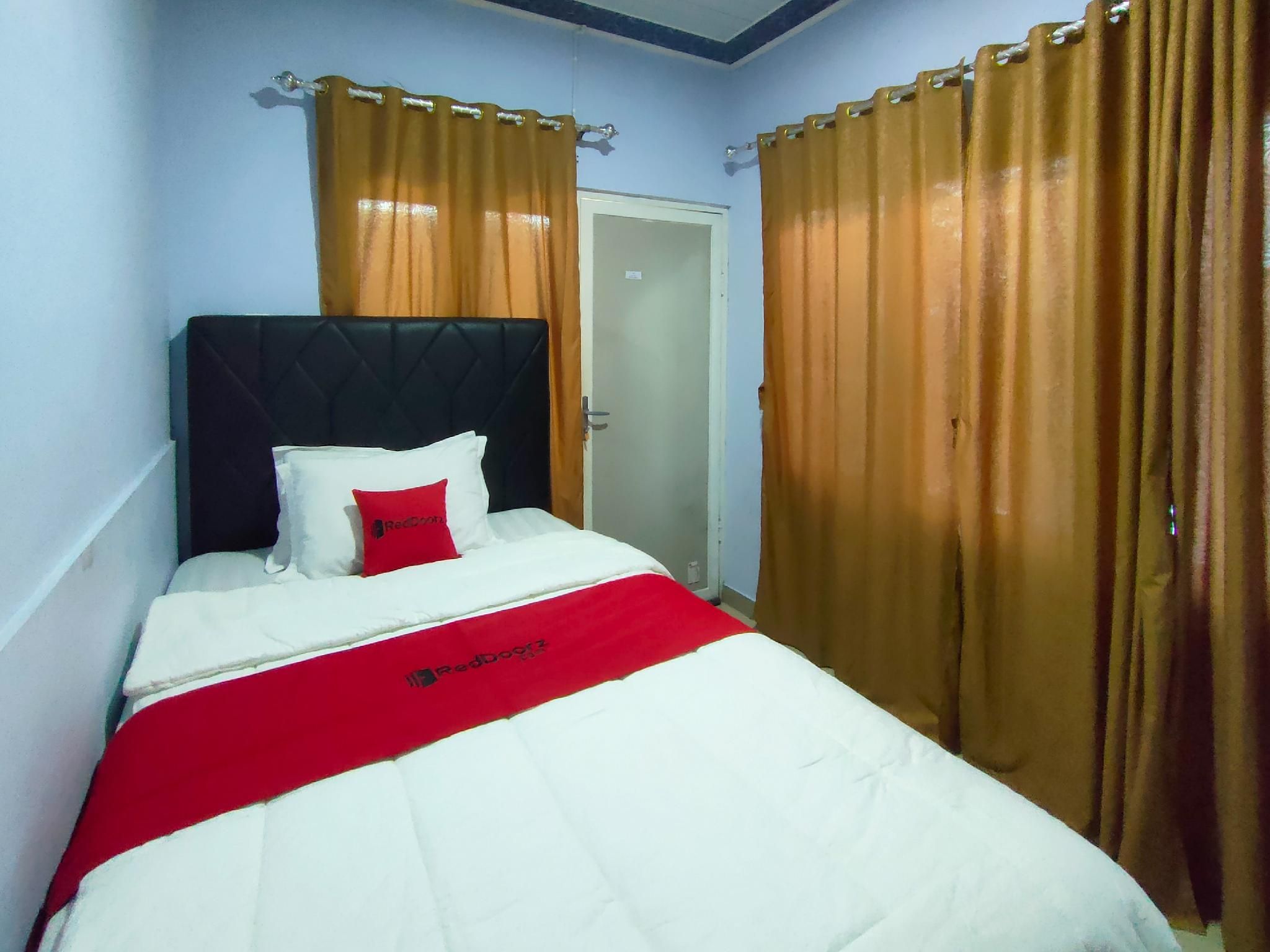 RedDoorz Room