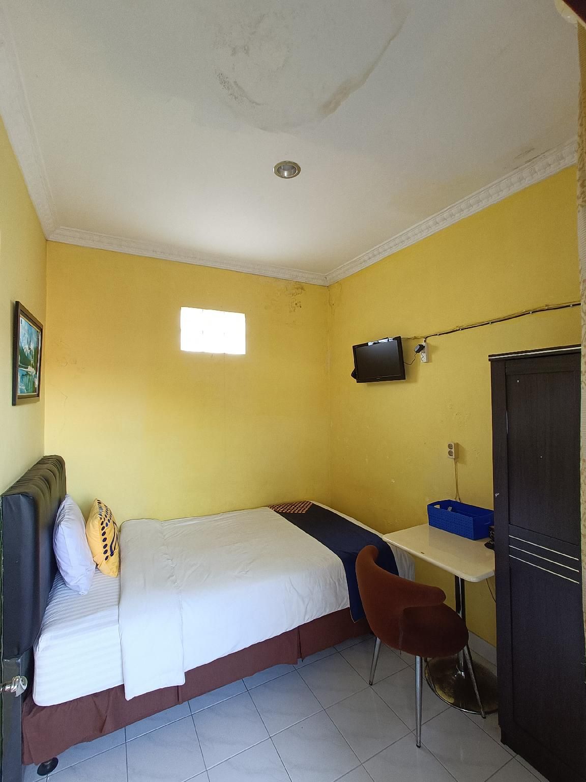 Single Room - Shared Bathroom