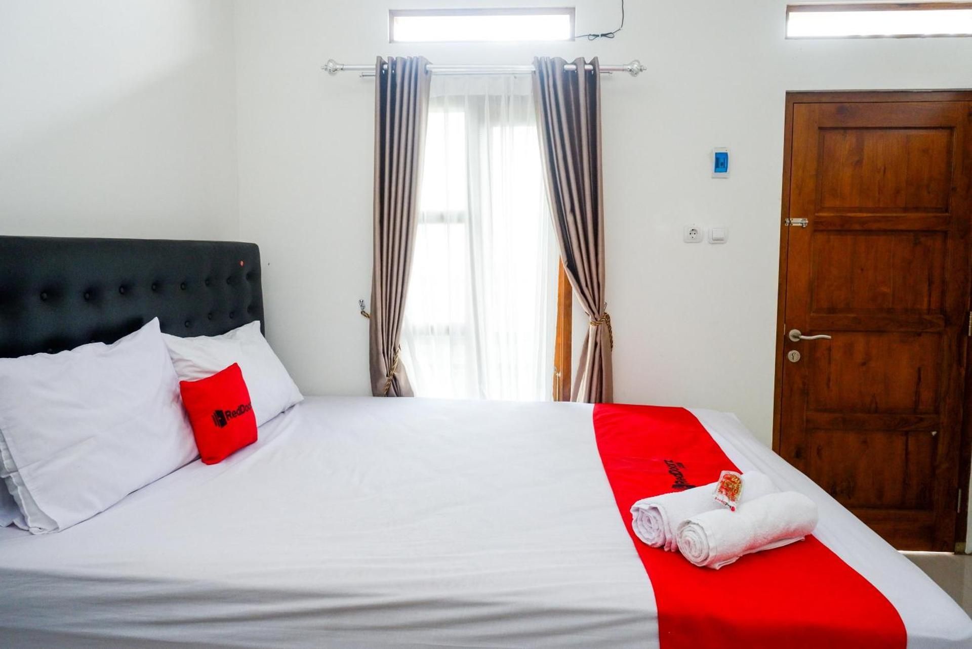 RedDoorz Room