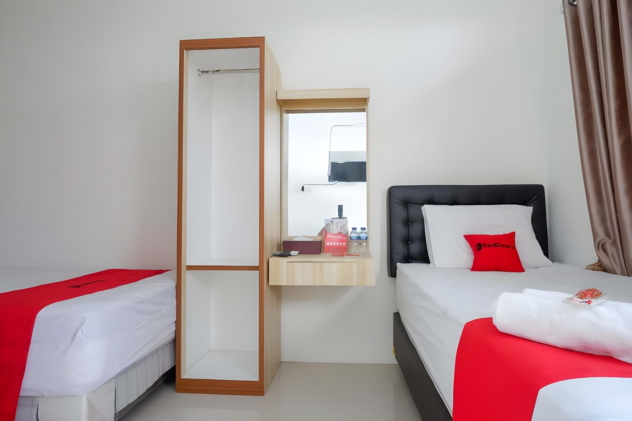 RedDoorz Twin Room