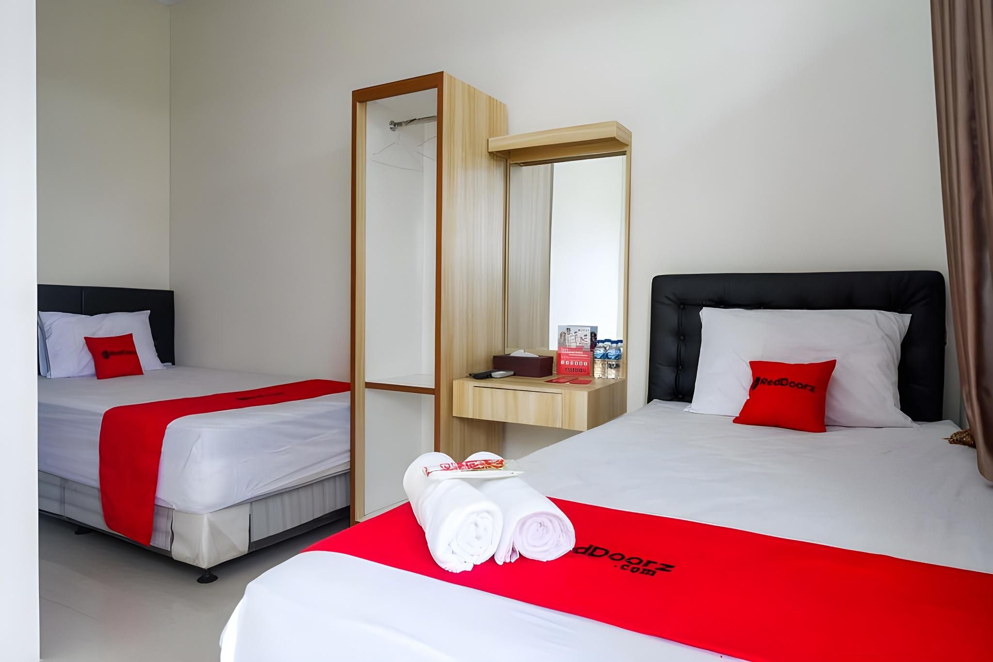 RedDoorz Twin Room