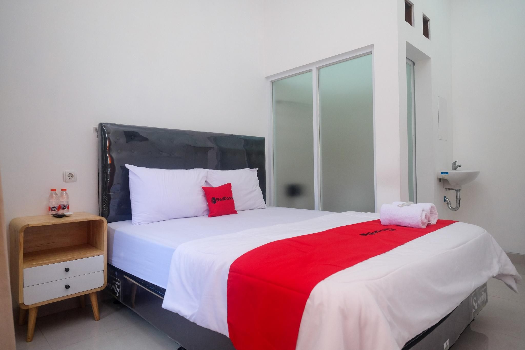 RedDoorz Room