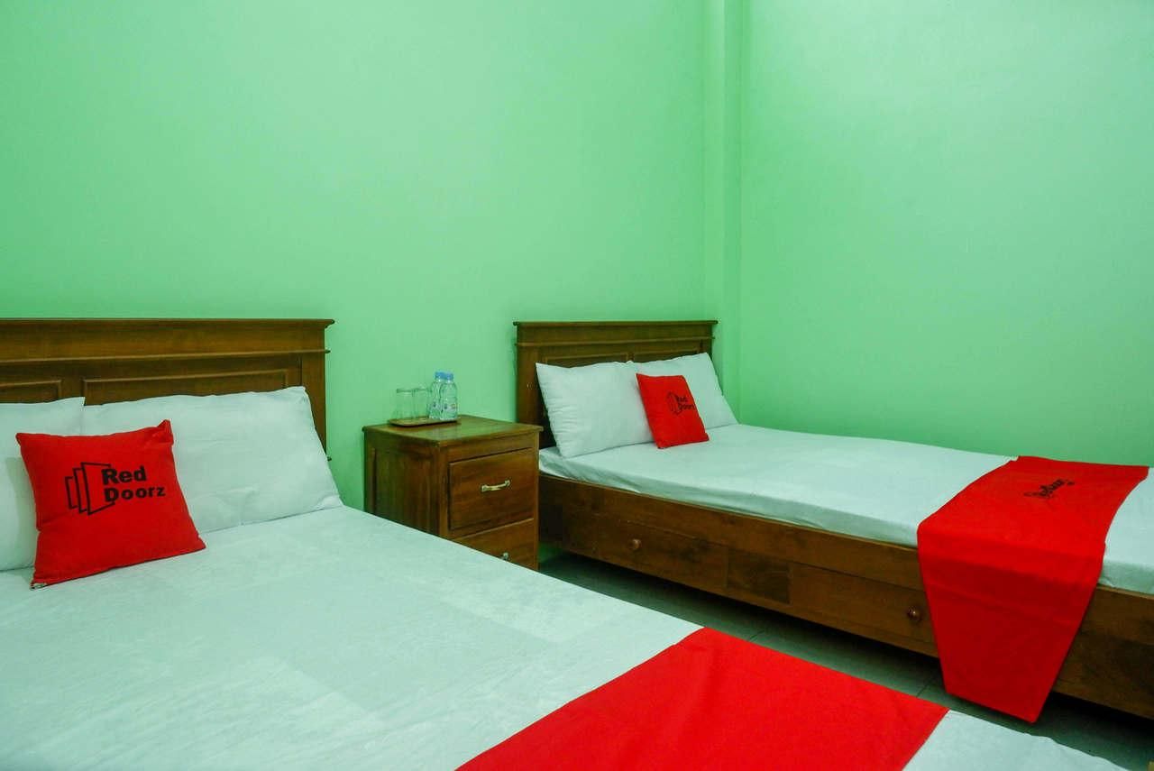 RedDoorz Twin Room