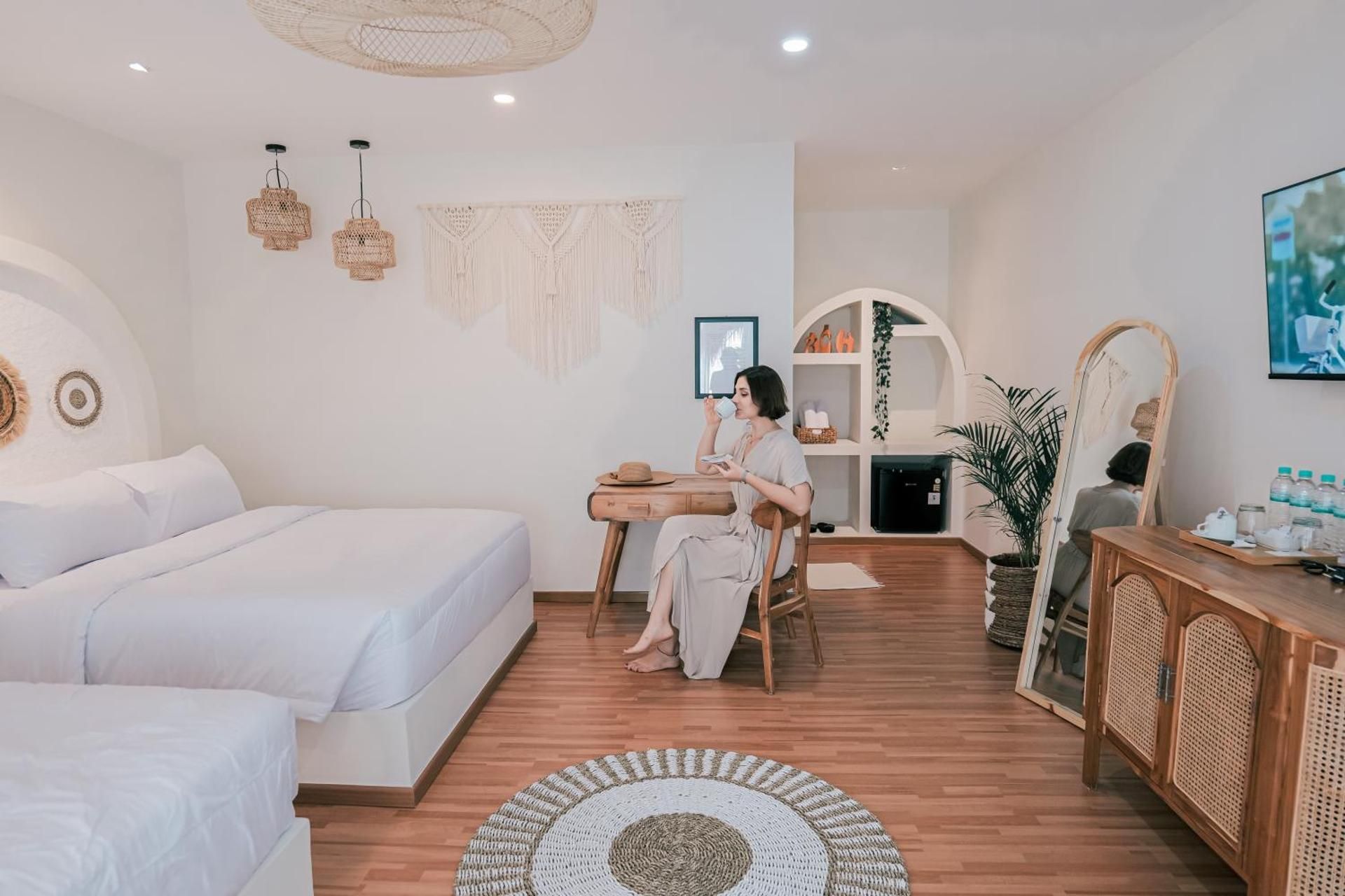Queen Suite with Pool View