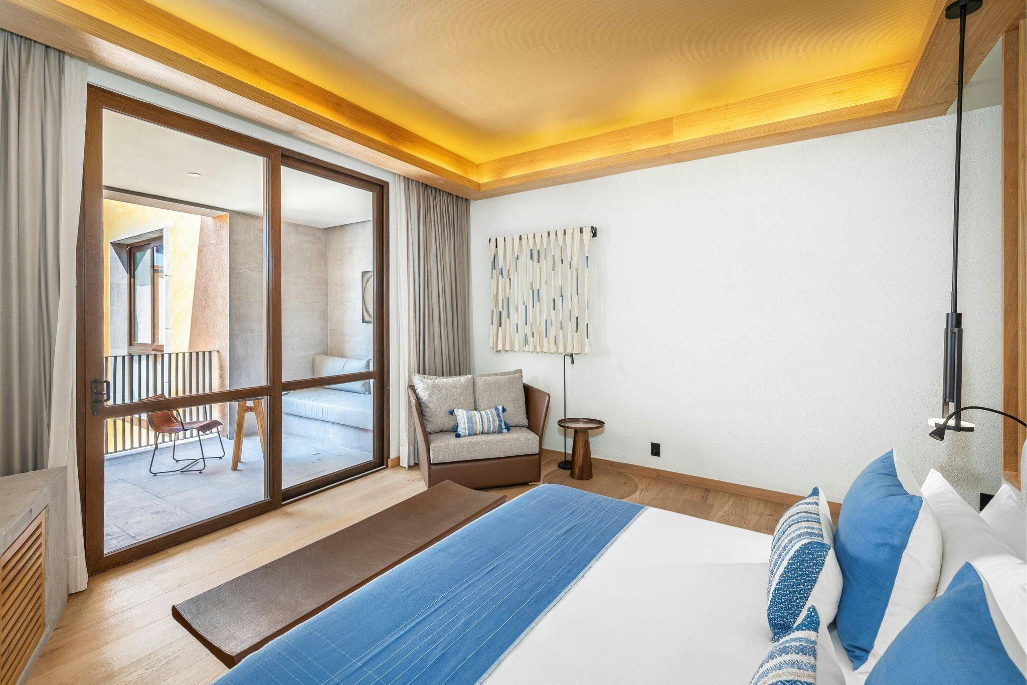 Deluxe Guest room, 1 King, Pool view