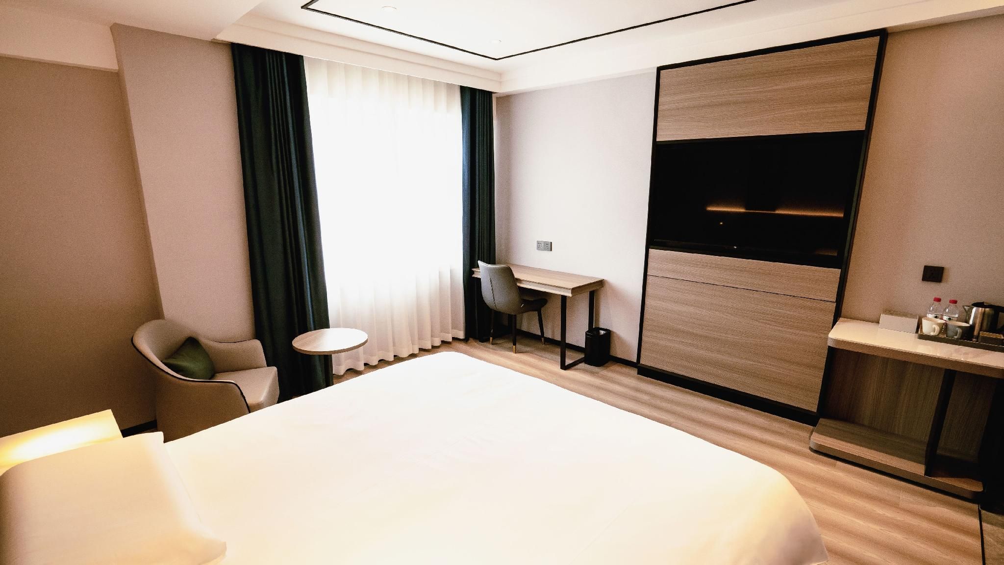 Business Queen Room