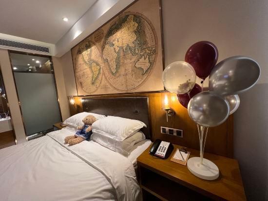 James Joyce - Queen Bed Room