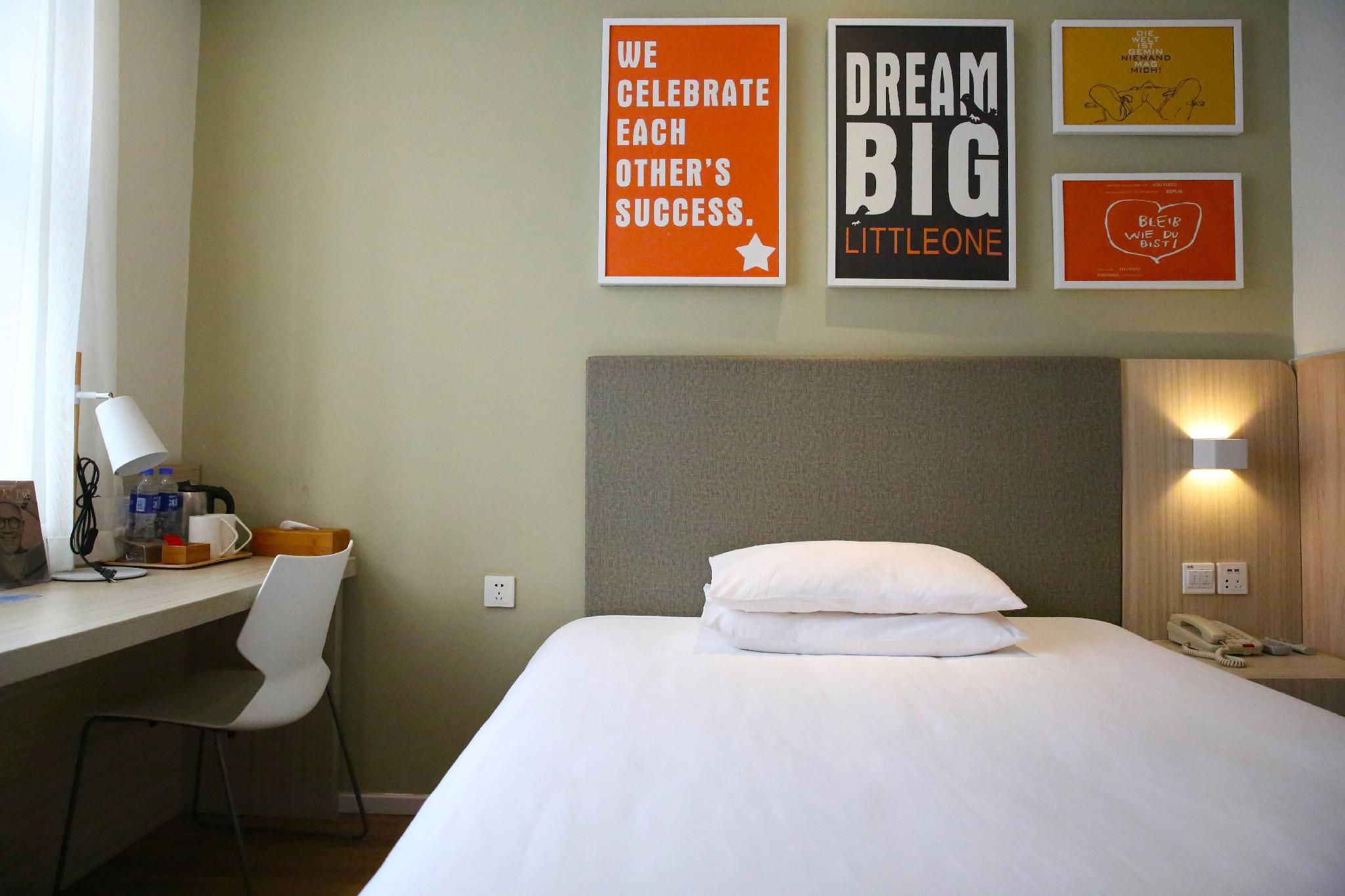 Huazhu - Room With Bed