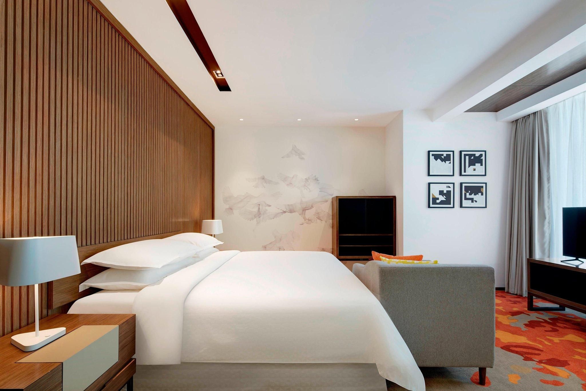 Larger Guest room, 1 King, Corner room