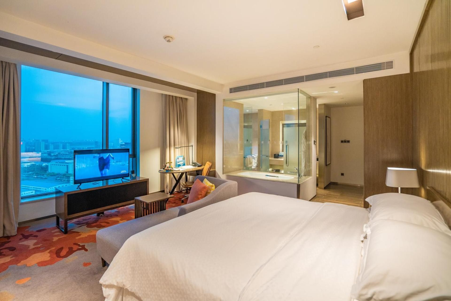 Larger Guest room, 1 King, Corner room