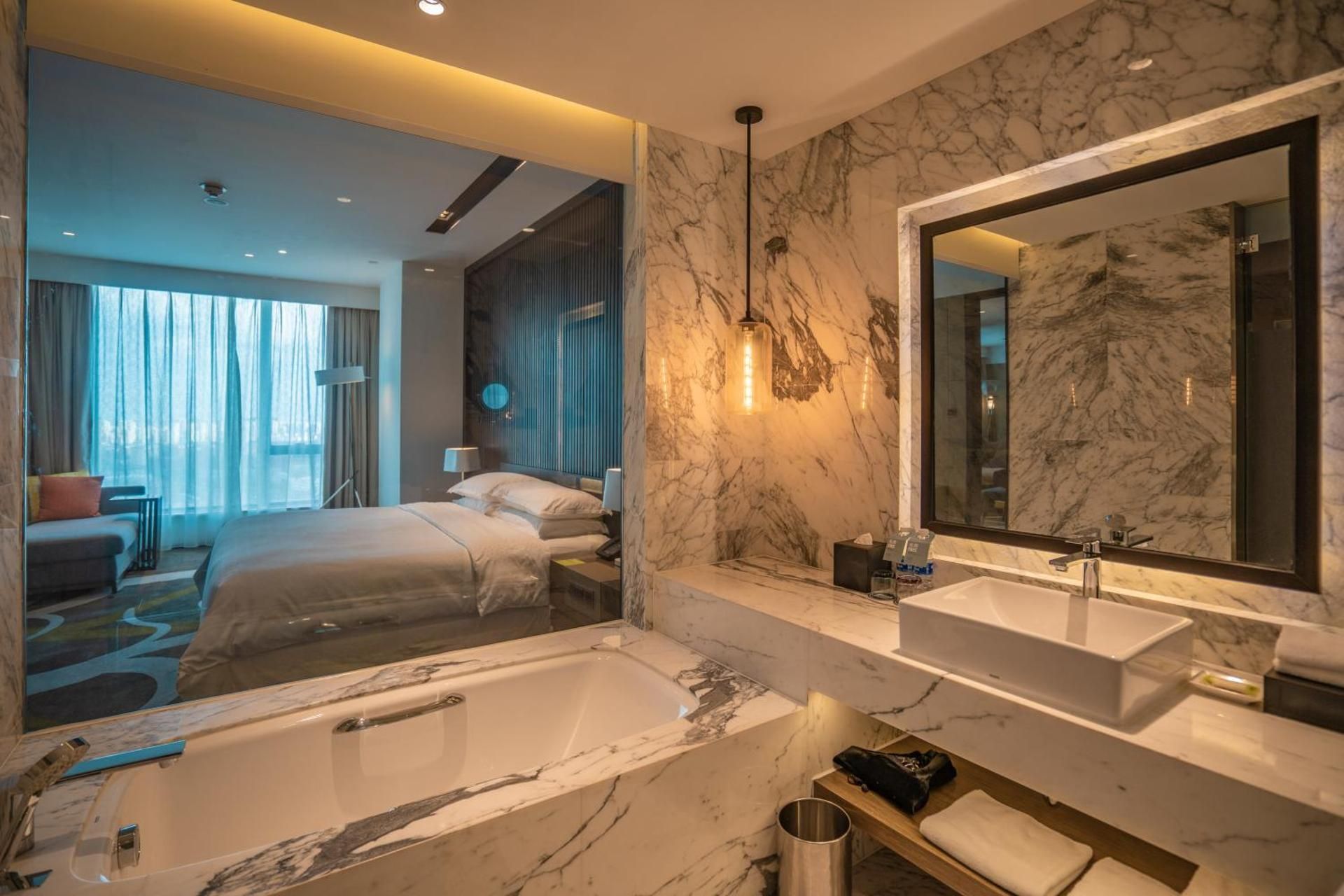 1 Bedroom Larger Suite, 1 King