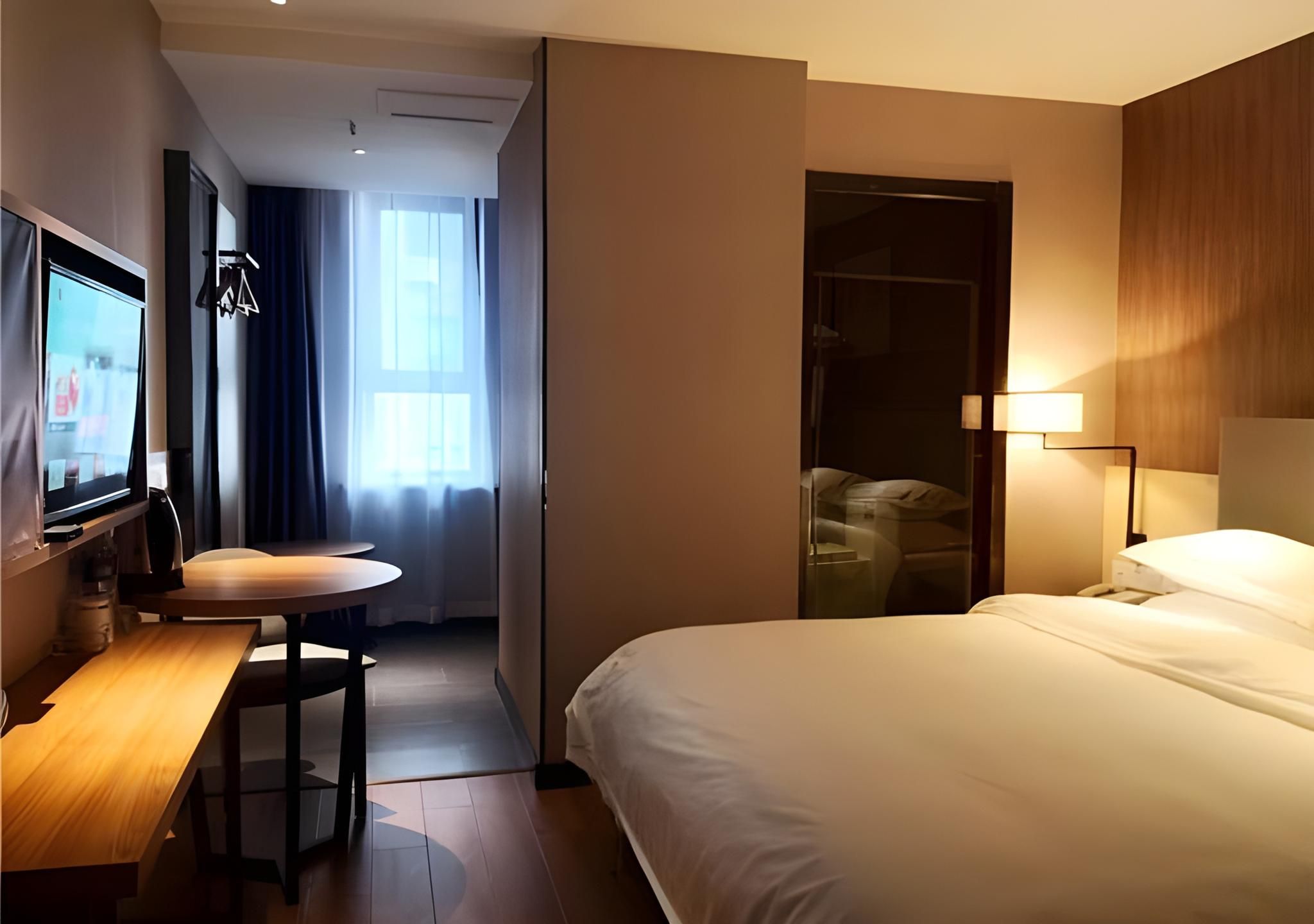 Business Queen Room