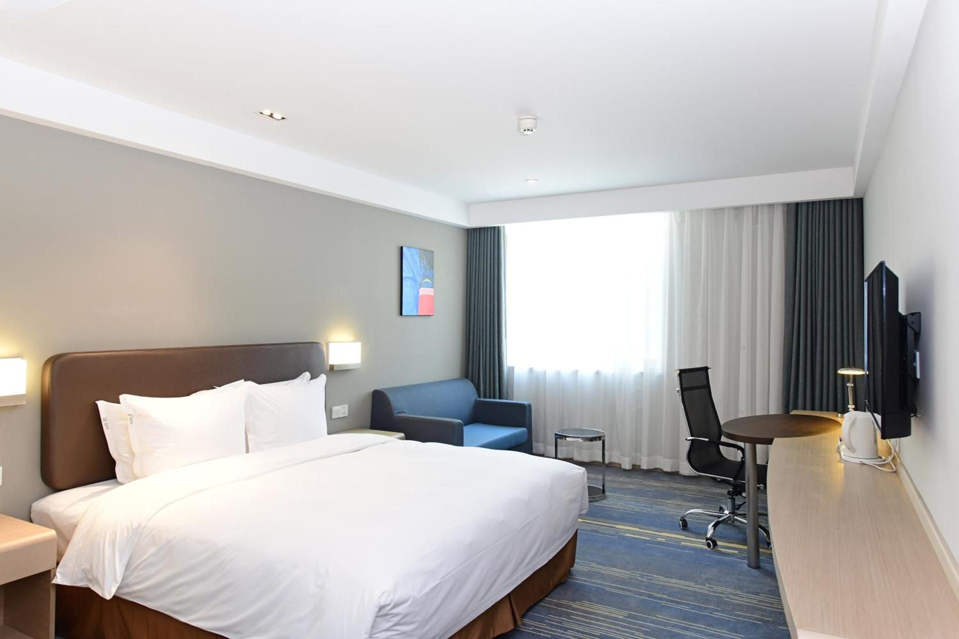1 King Bed Standard Extra Floor Space