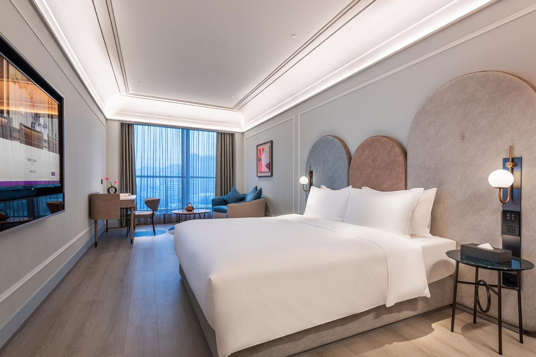 DELUXE ROOM, One King-size bed