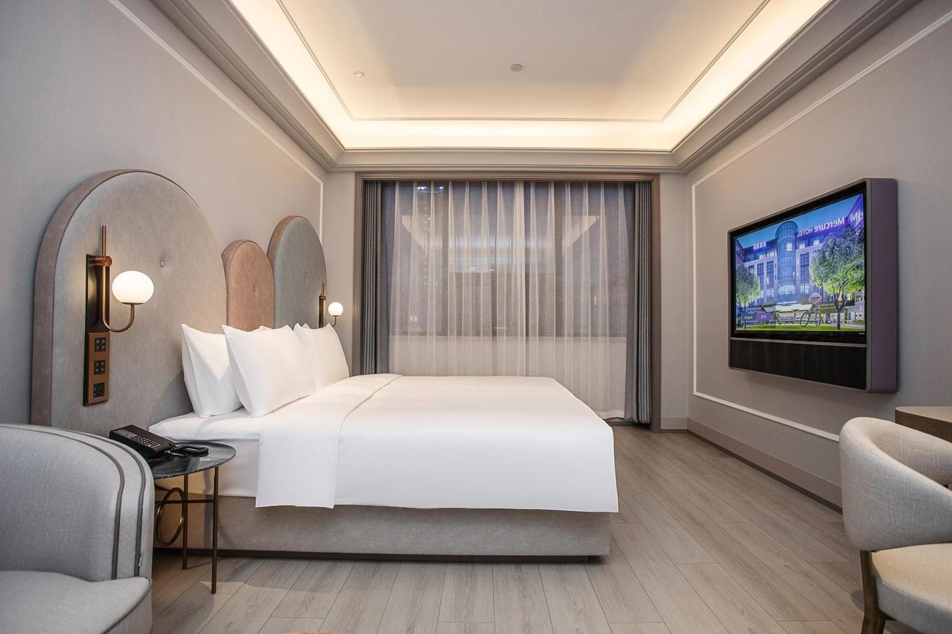 DELUXE ROOM, One King-size bed