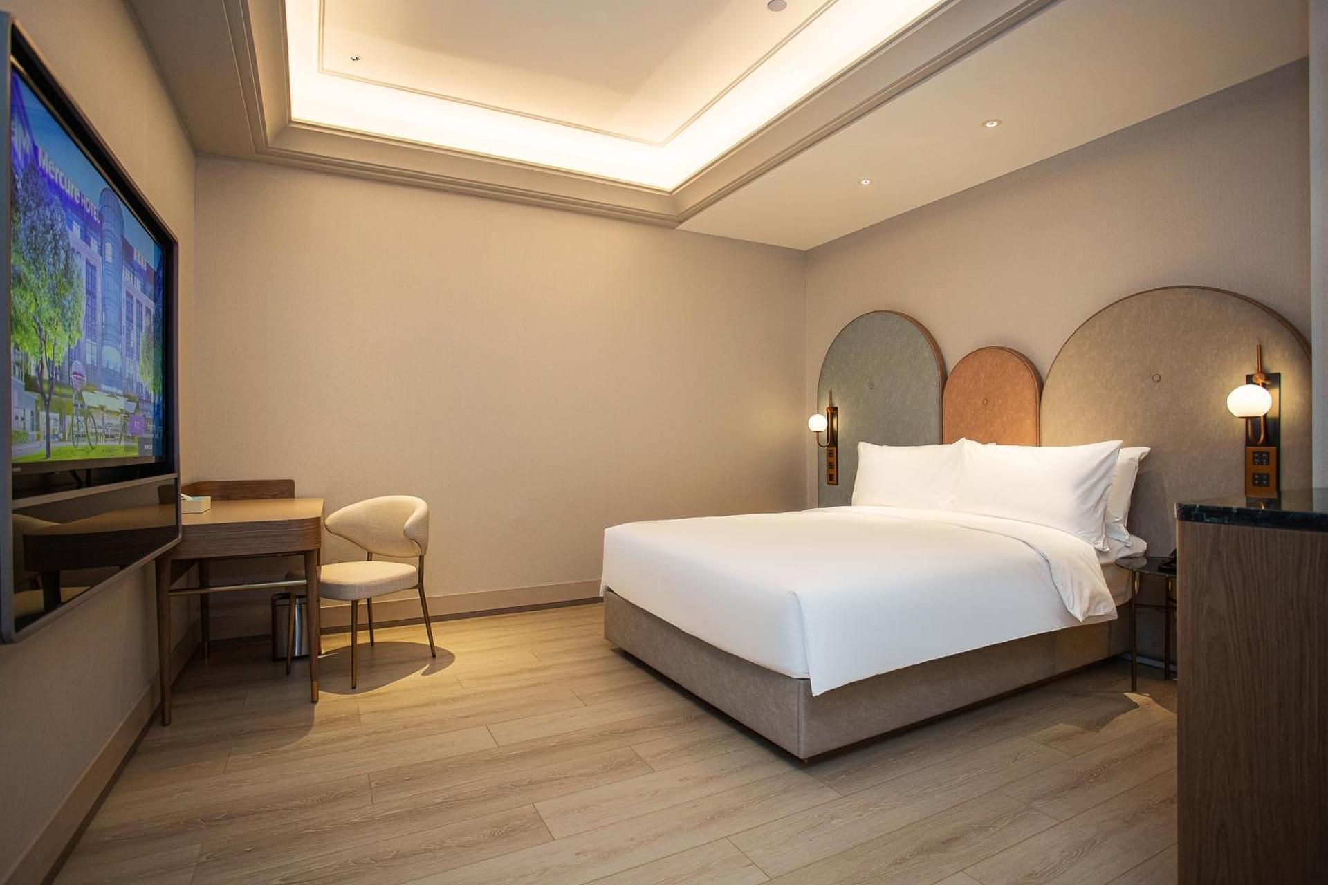 STANDARD ROOM, One King-size Bed