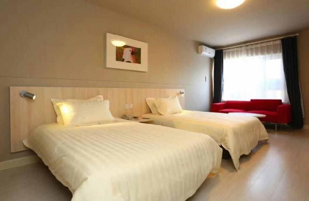 WH - Standard Twin Bed Family Room