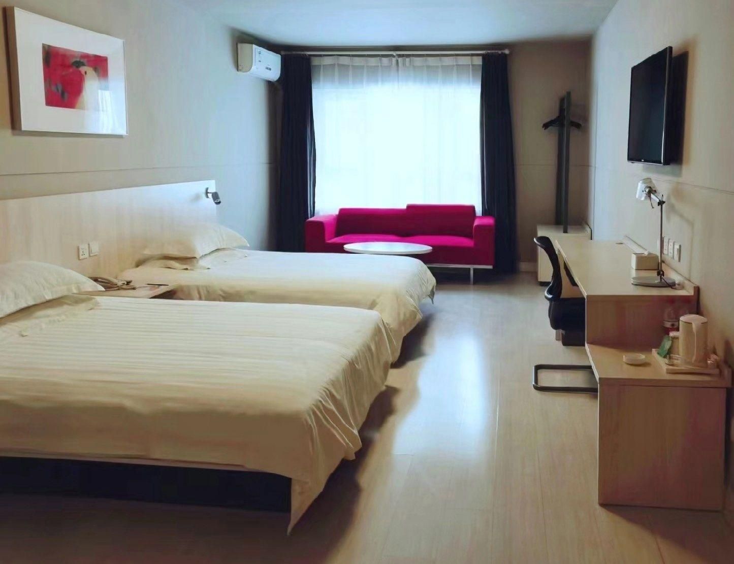 WH - Standard Twin Bed Family Room