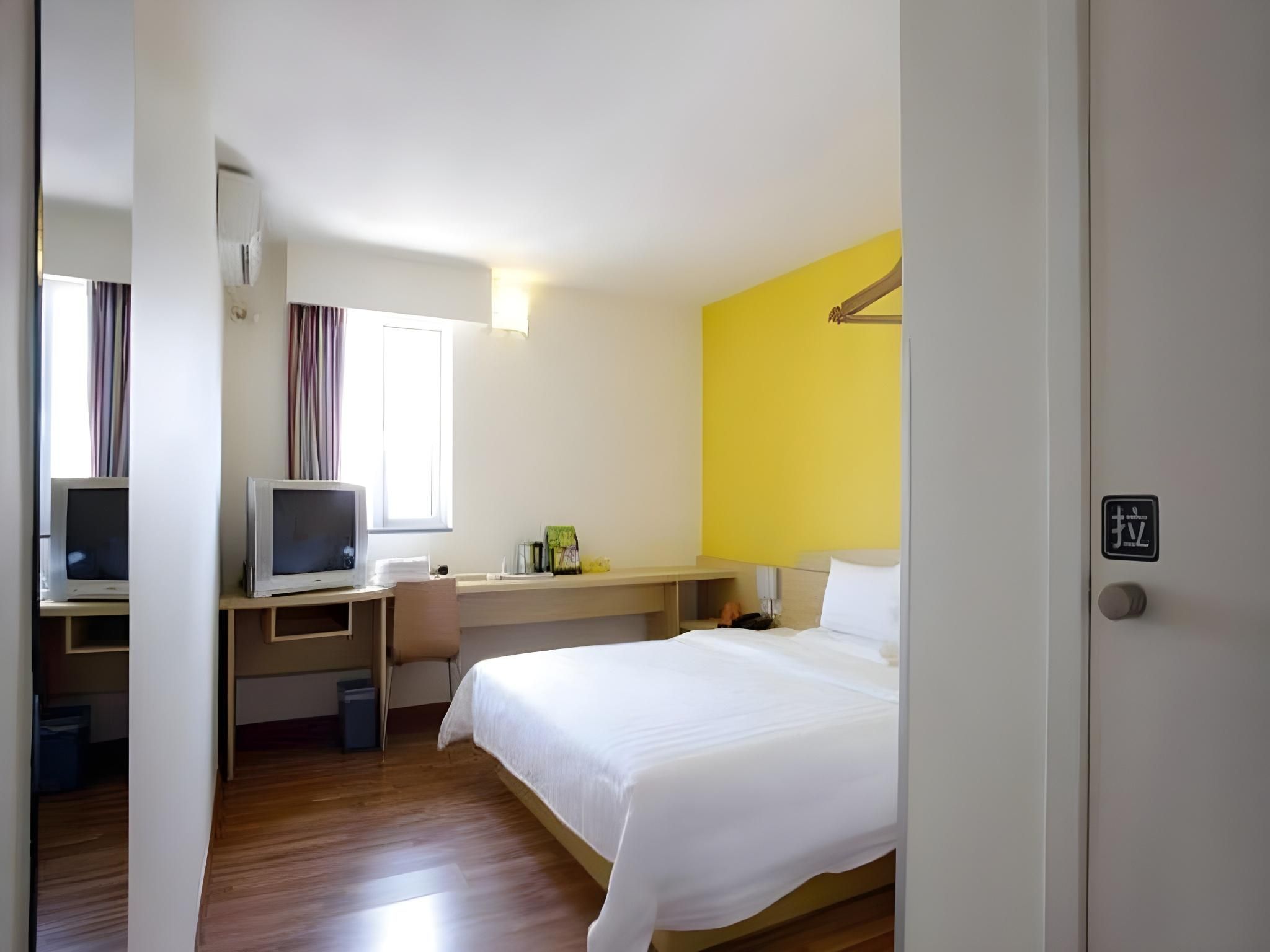 Business Queen Room