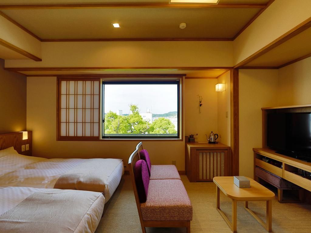 Main Building Deluxe Triple Room with Shower - Non-Smoking