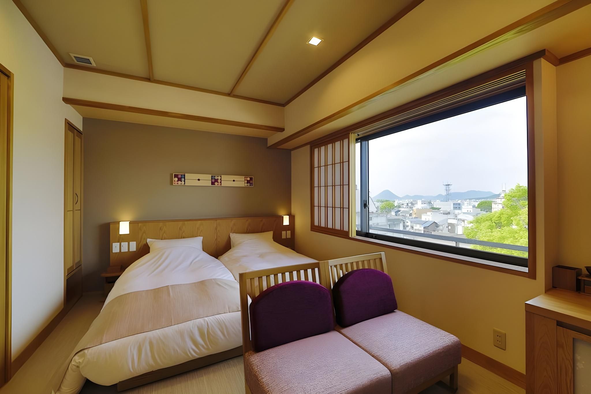 Main Building Deluxe Triple Room with Shower - Non-Smoking