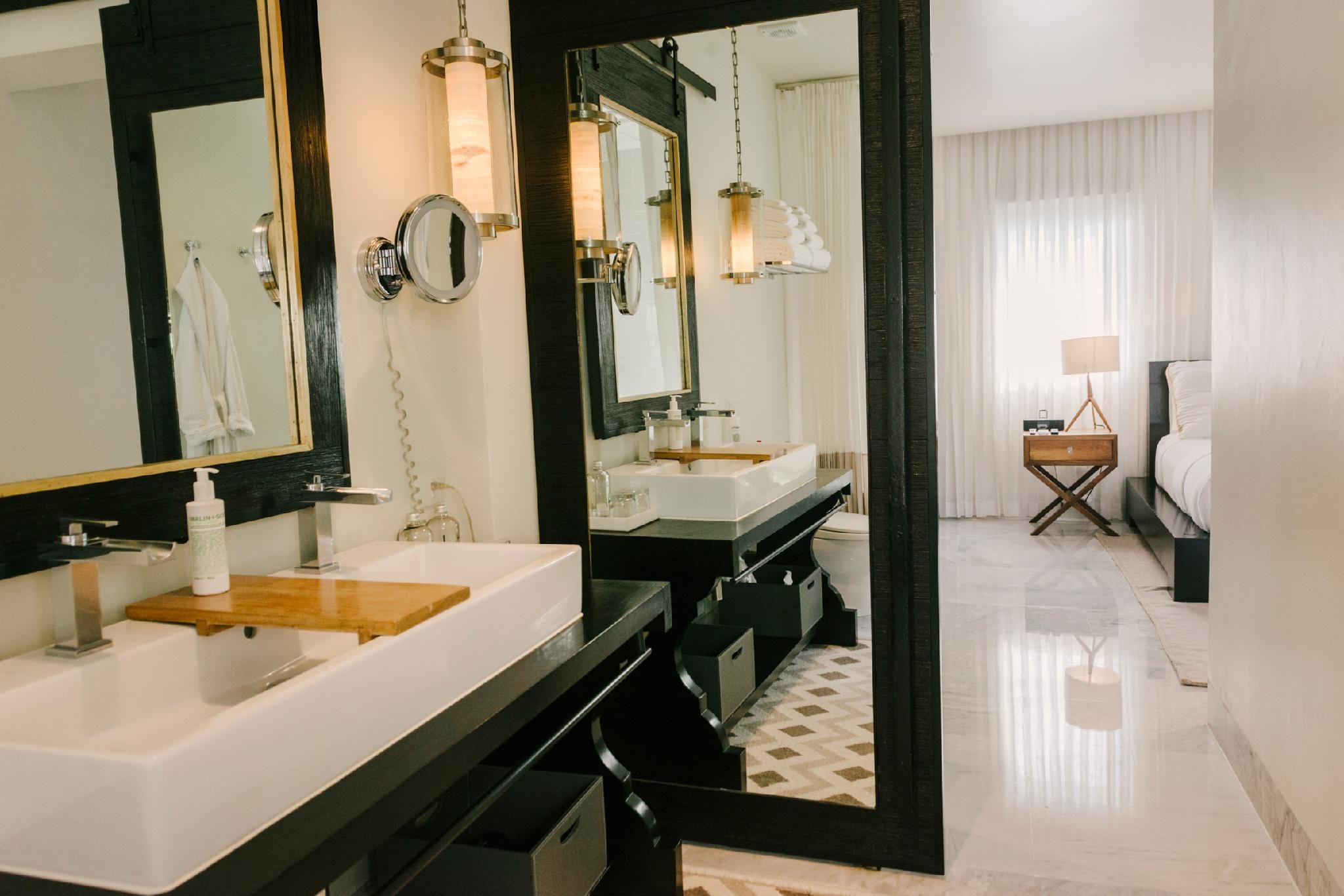 04-Junior Suite One King Bed (MI - DSTE)