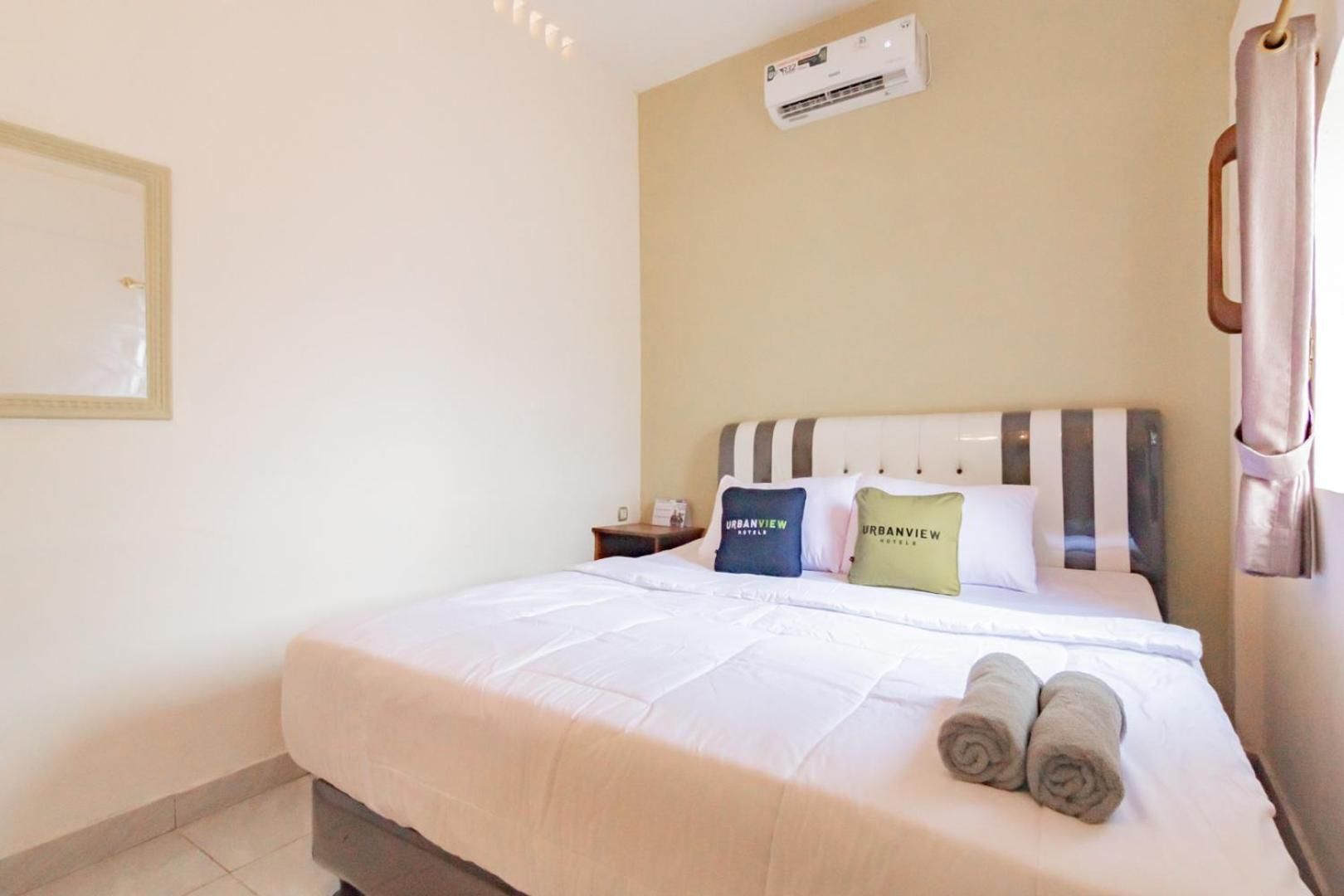 Urbanview Hotel Kangen Bungalow Purwakarta by RedDoorz Economy Double Room 2