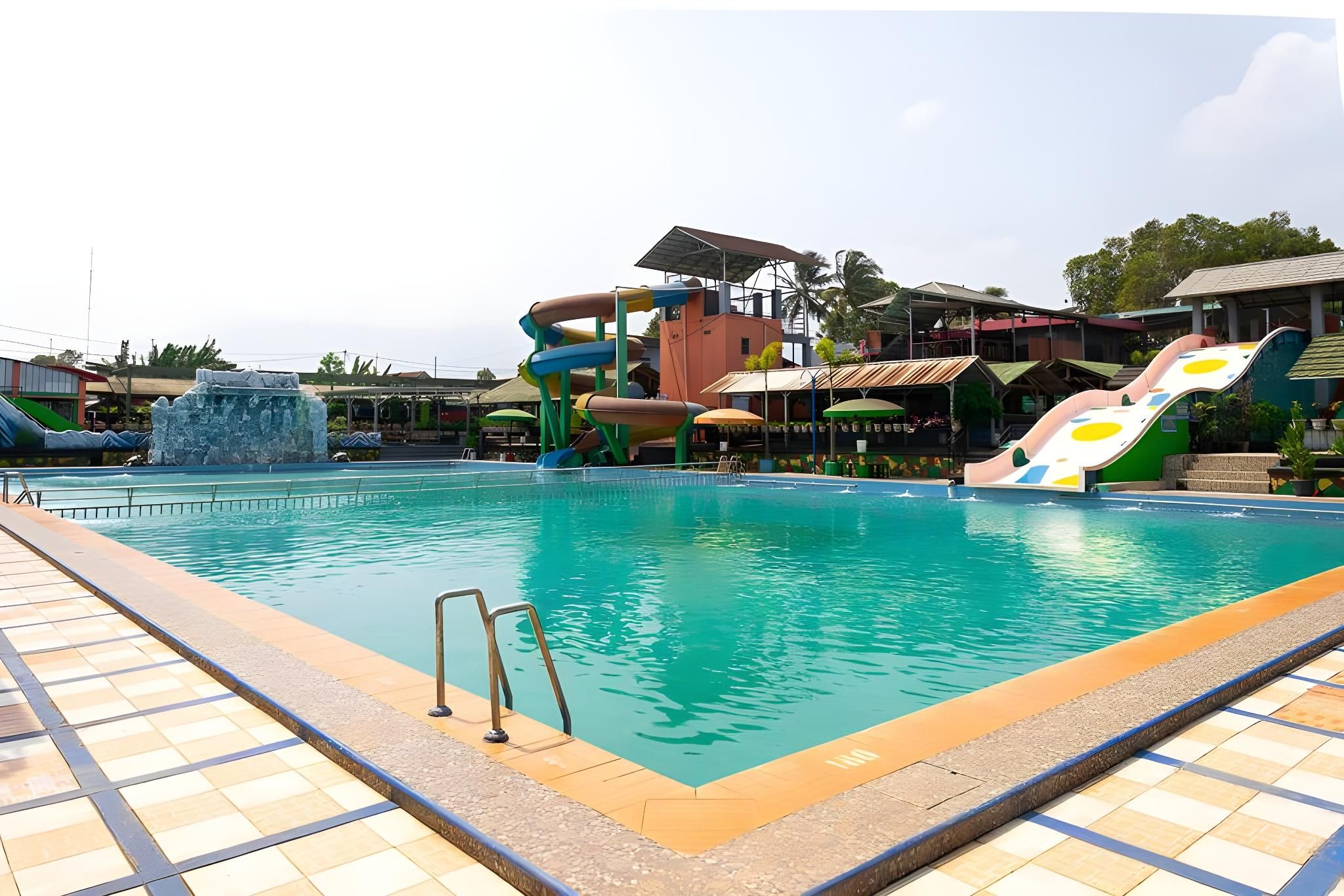 swimming pool [outdoor]