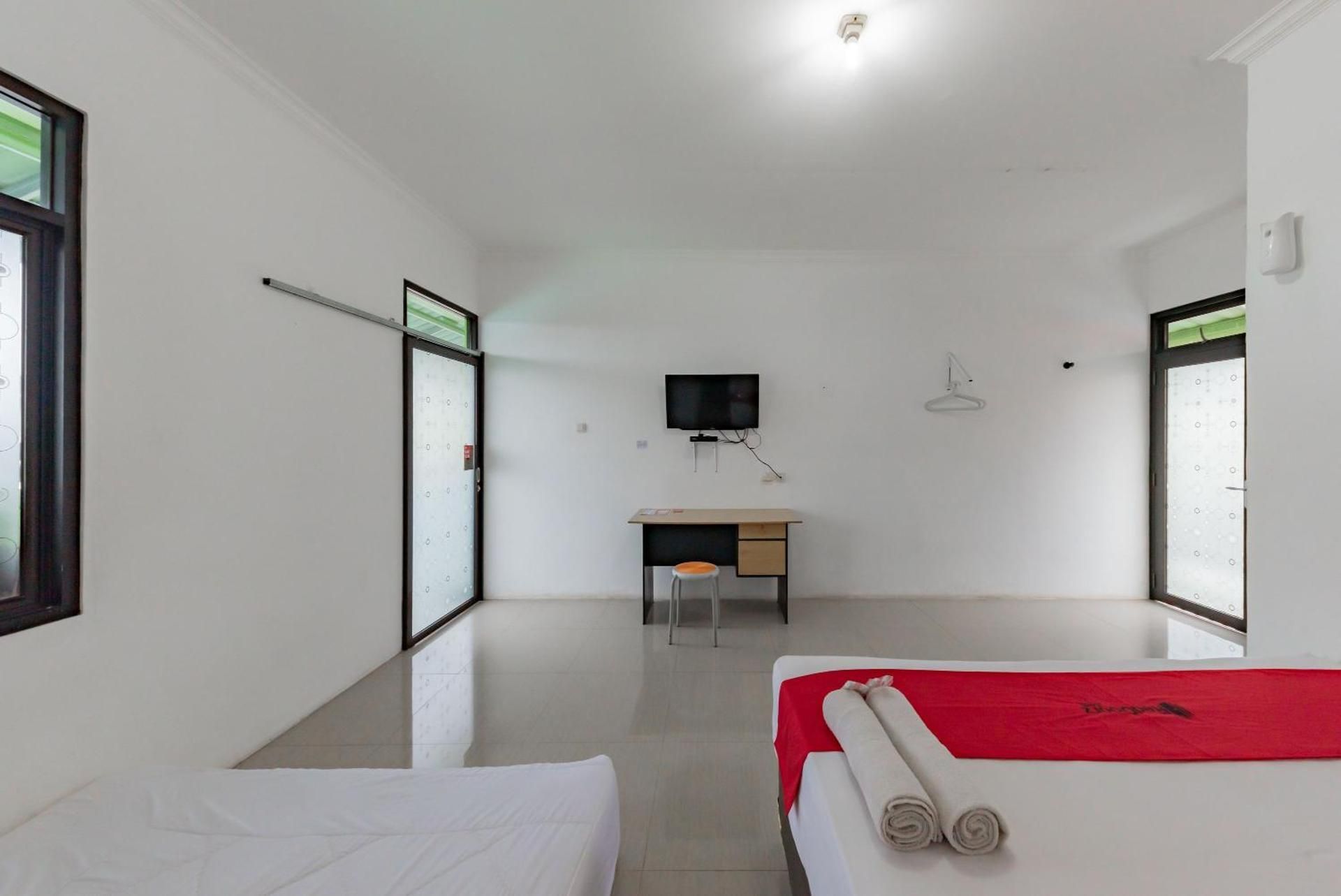 RedDoorz Resort Syariah @ Jaya Tirta Abadi Family Room