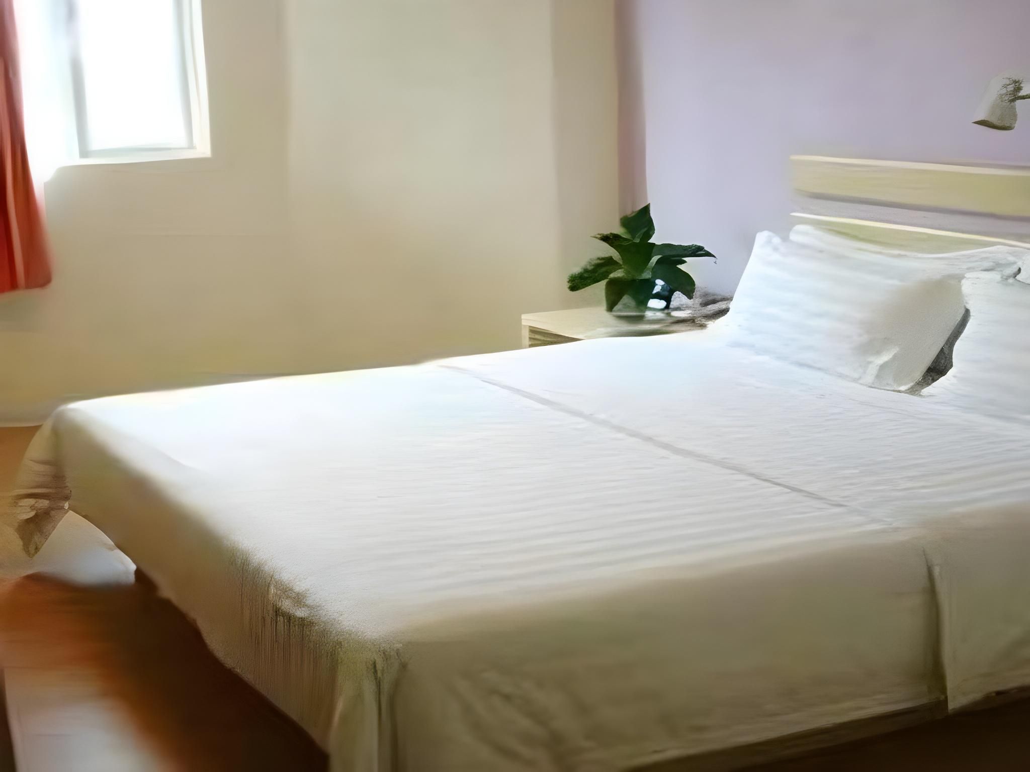 Business Queen Room
