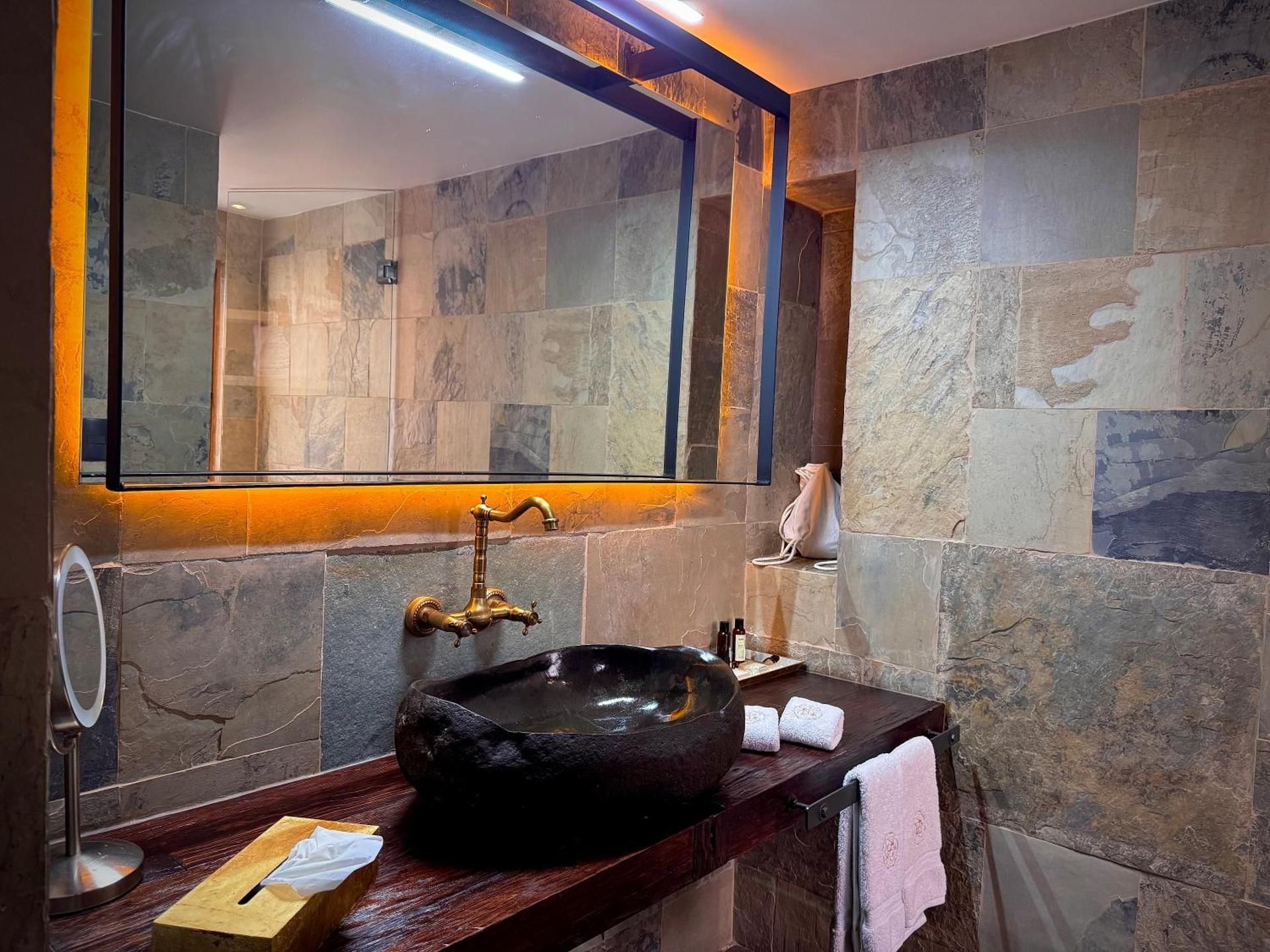 Deluxe King Suite