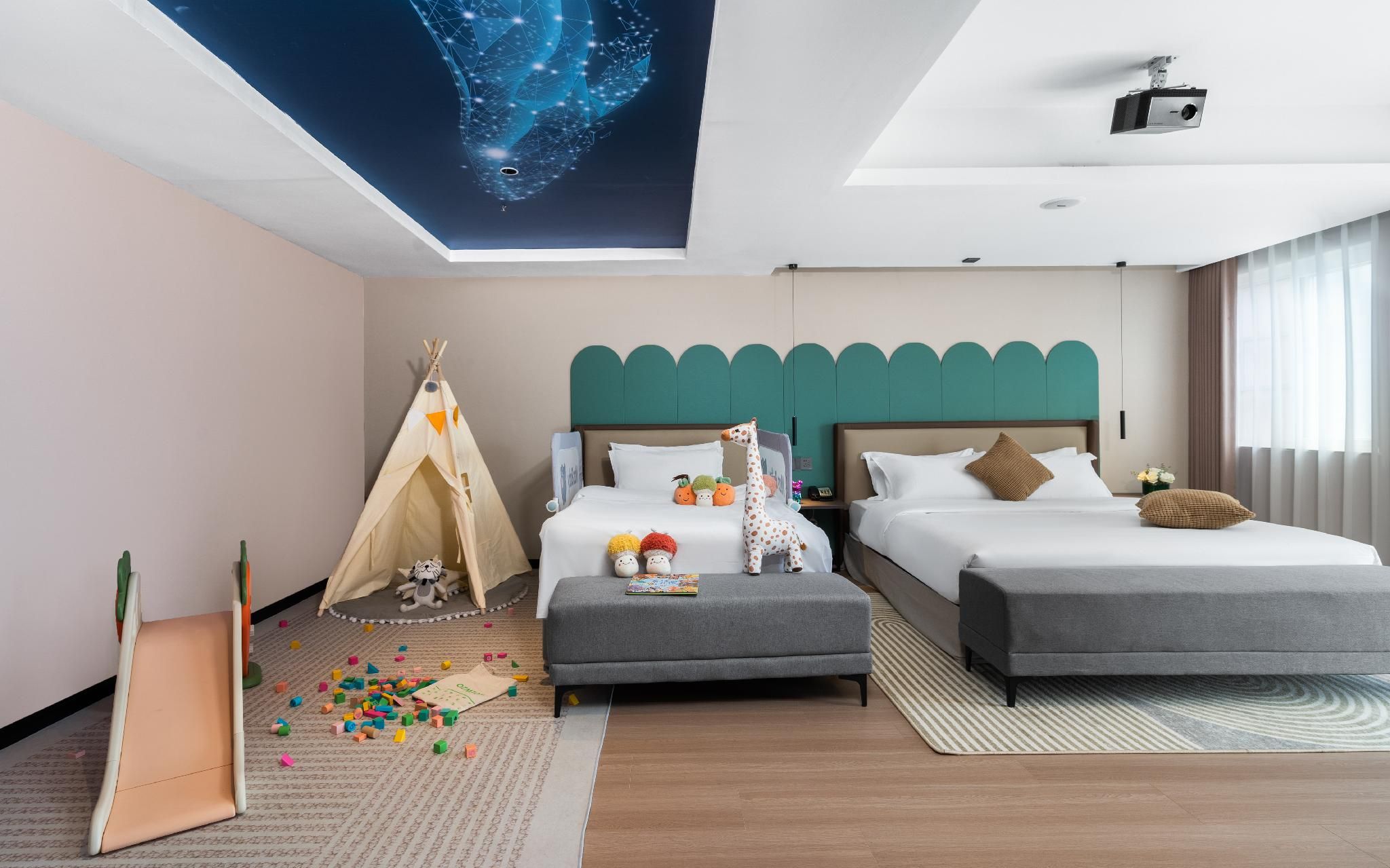 Family Room with Nature - Kid-Friendly
