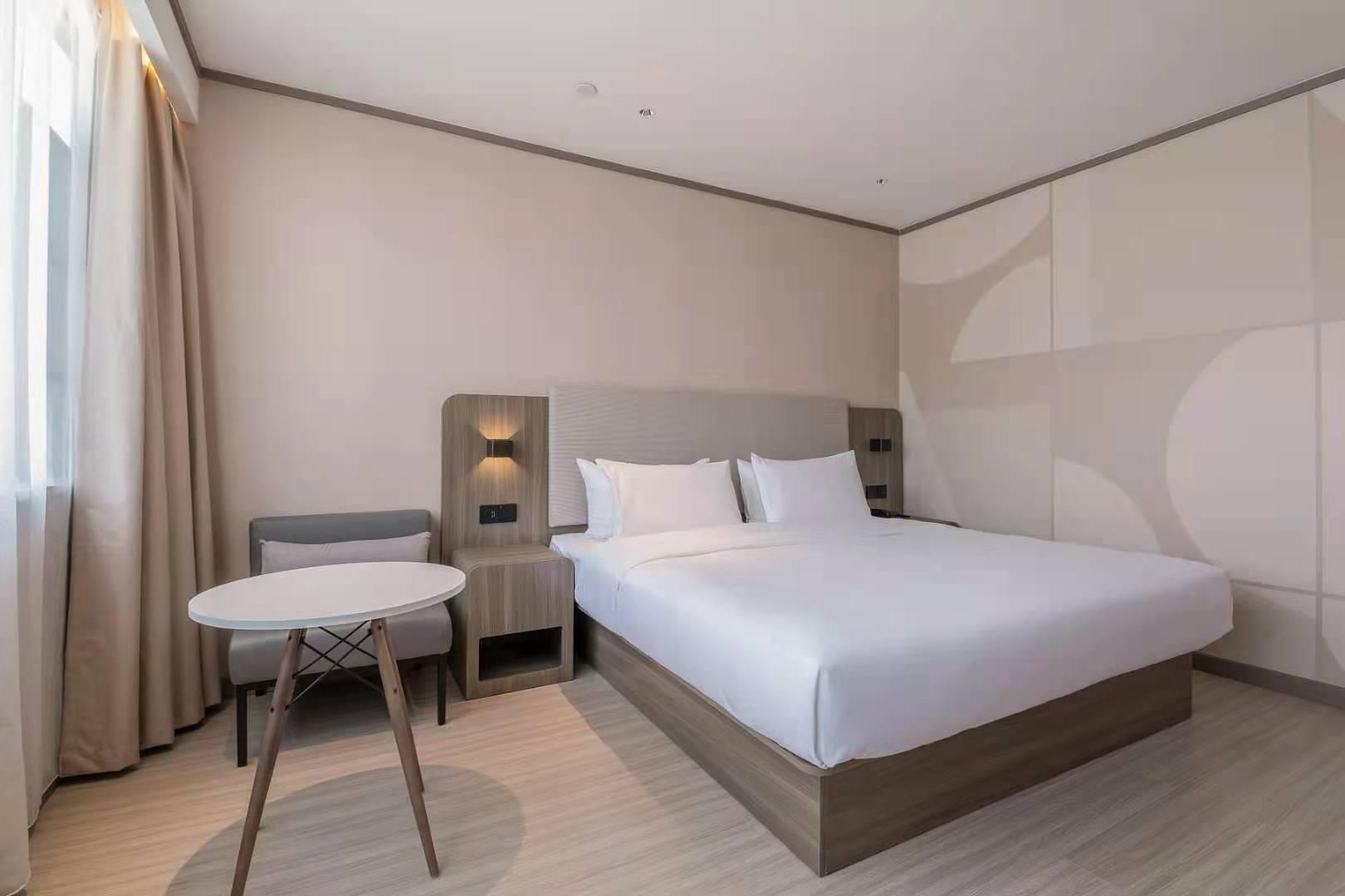 Huazhu - Room With Bed