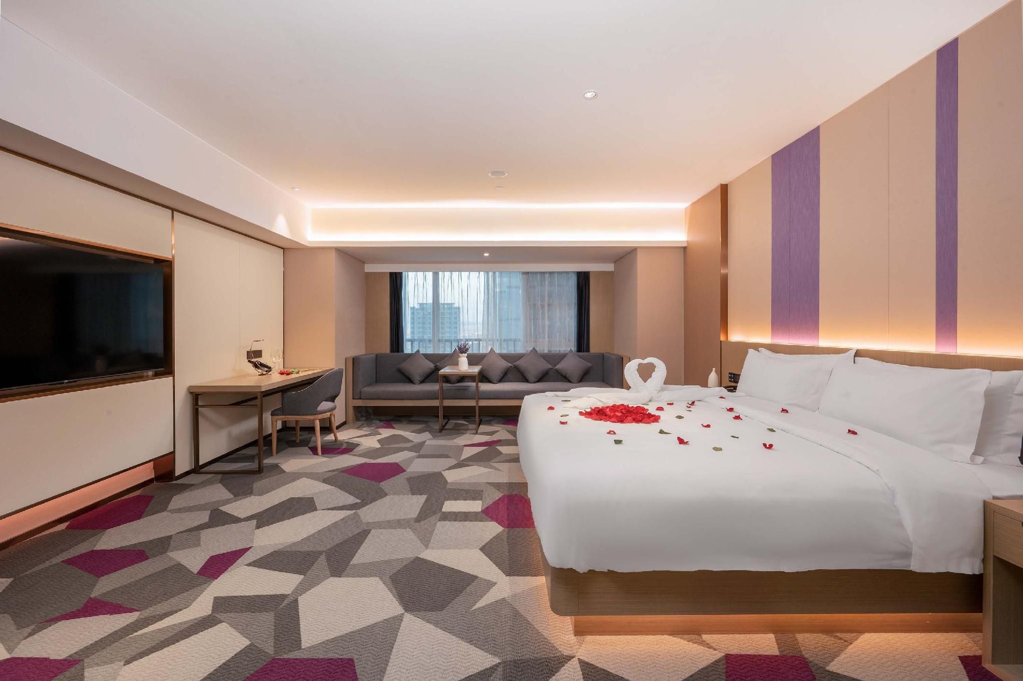 Suite with Bathtub