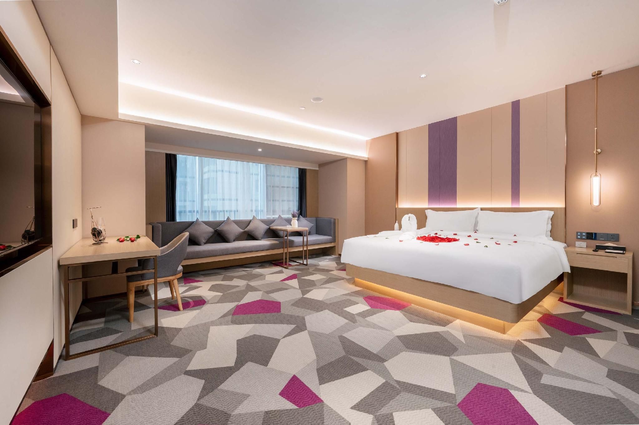 Suite with Bathtub