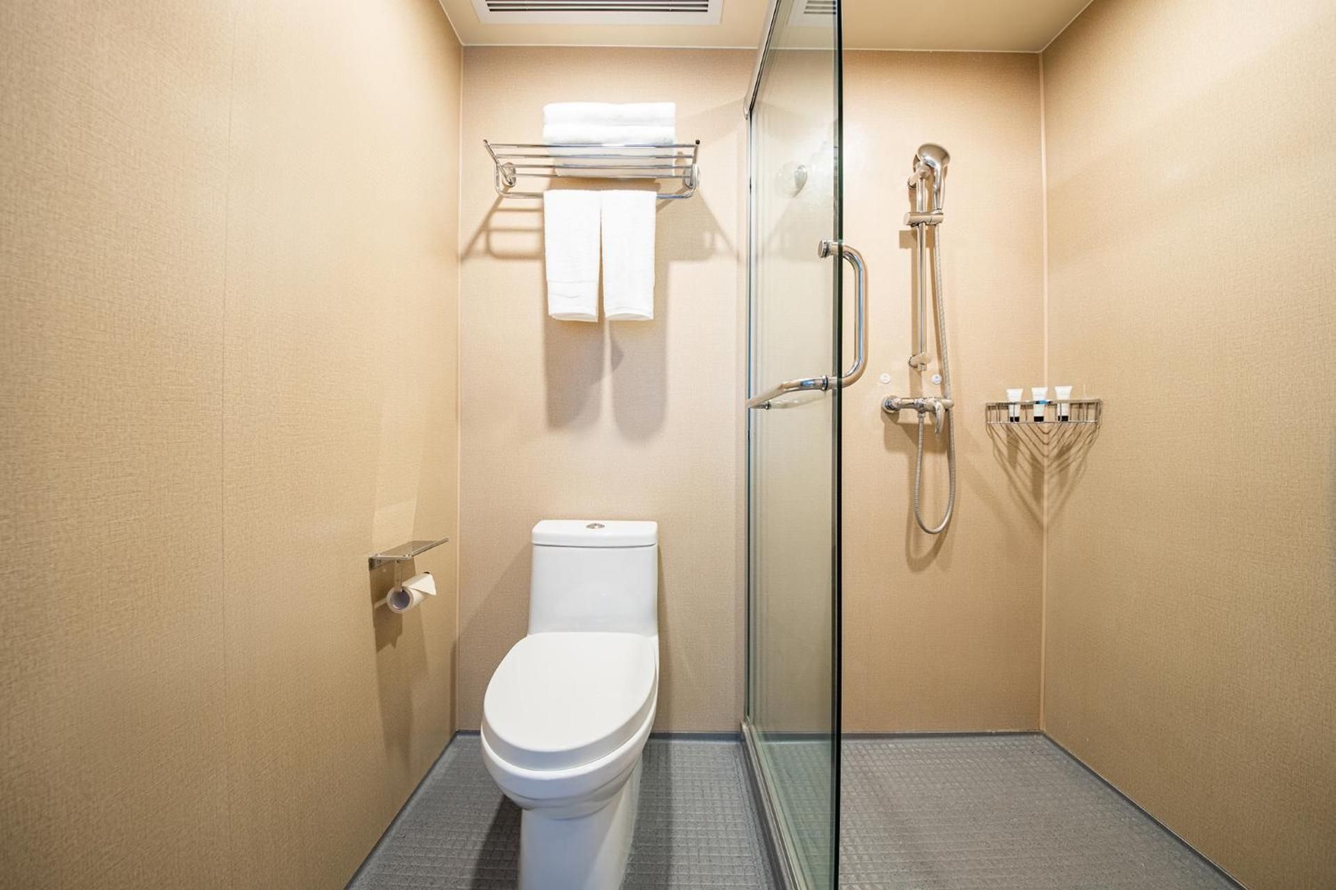 1 King Bed, 1 Double Bed, Deluxe Family Room, Non-Smoking