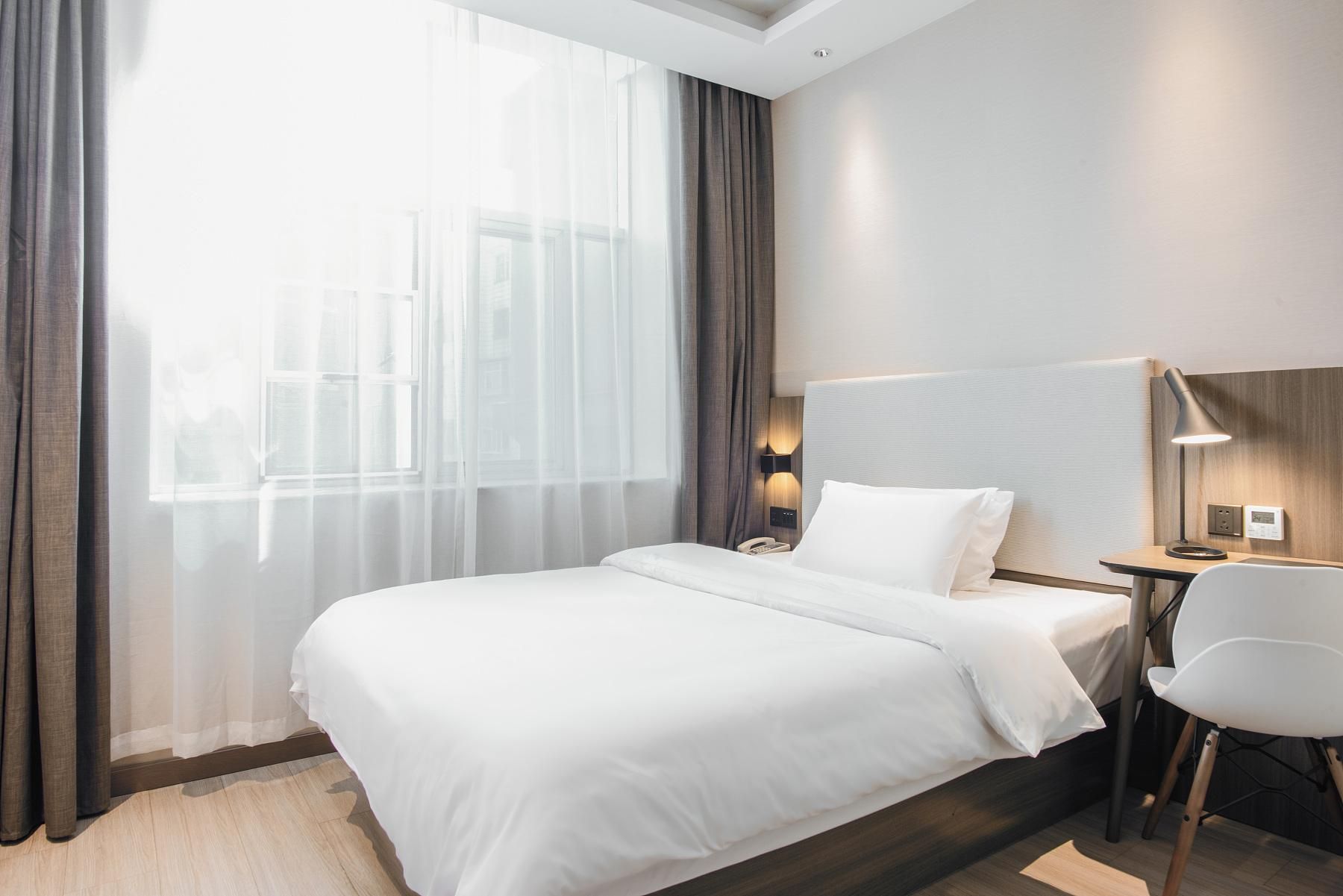 Huazhu - Room With Bed