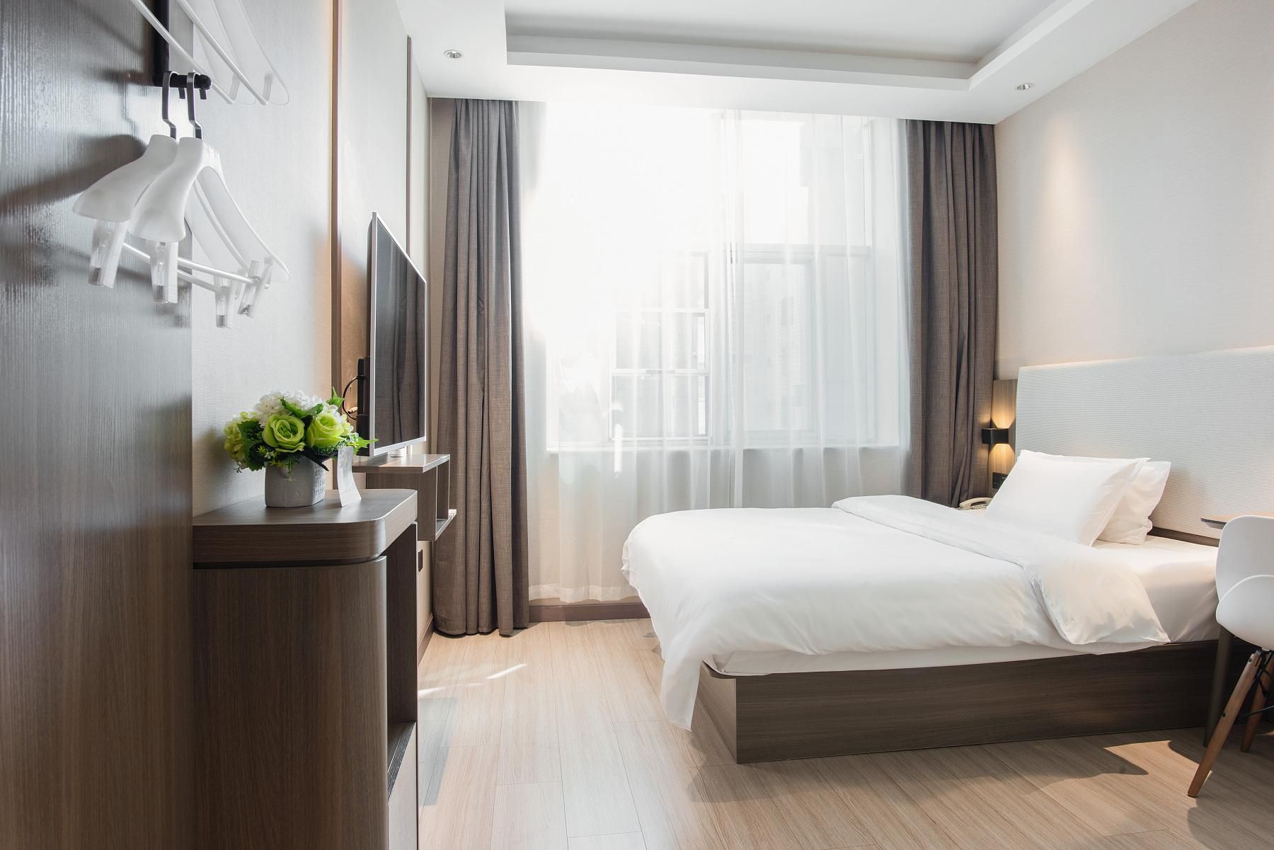 Huazhu - Room With Bed