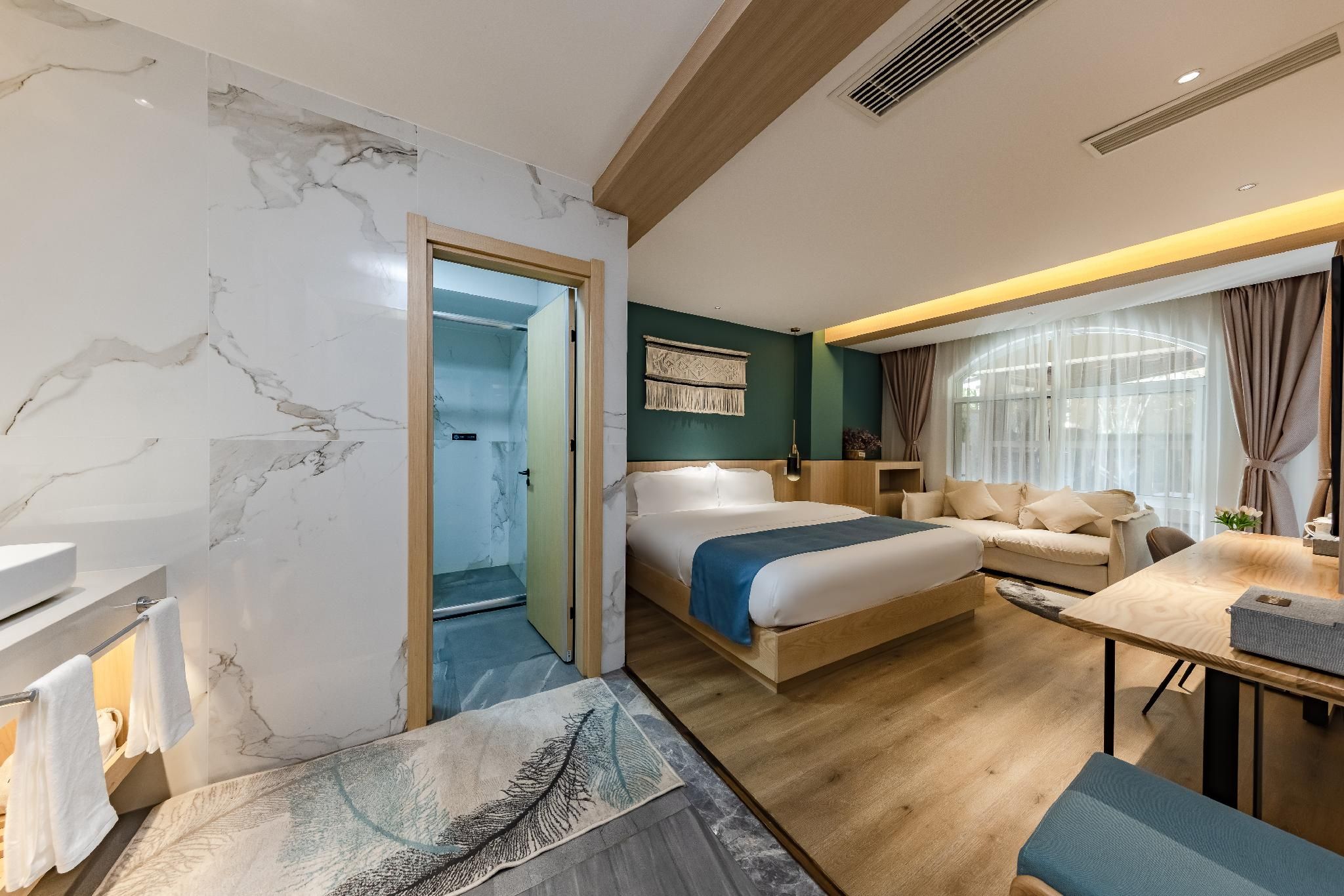 Courtyard Queen Room with Balcony