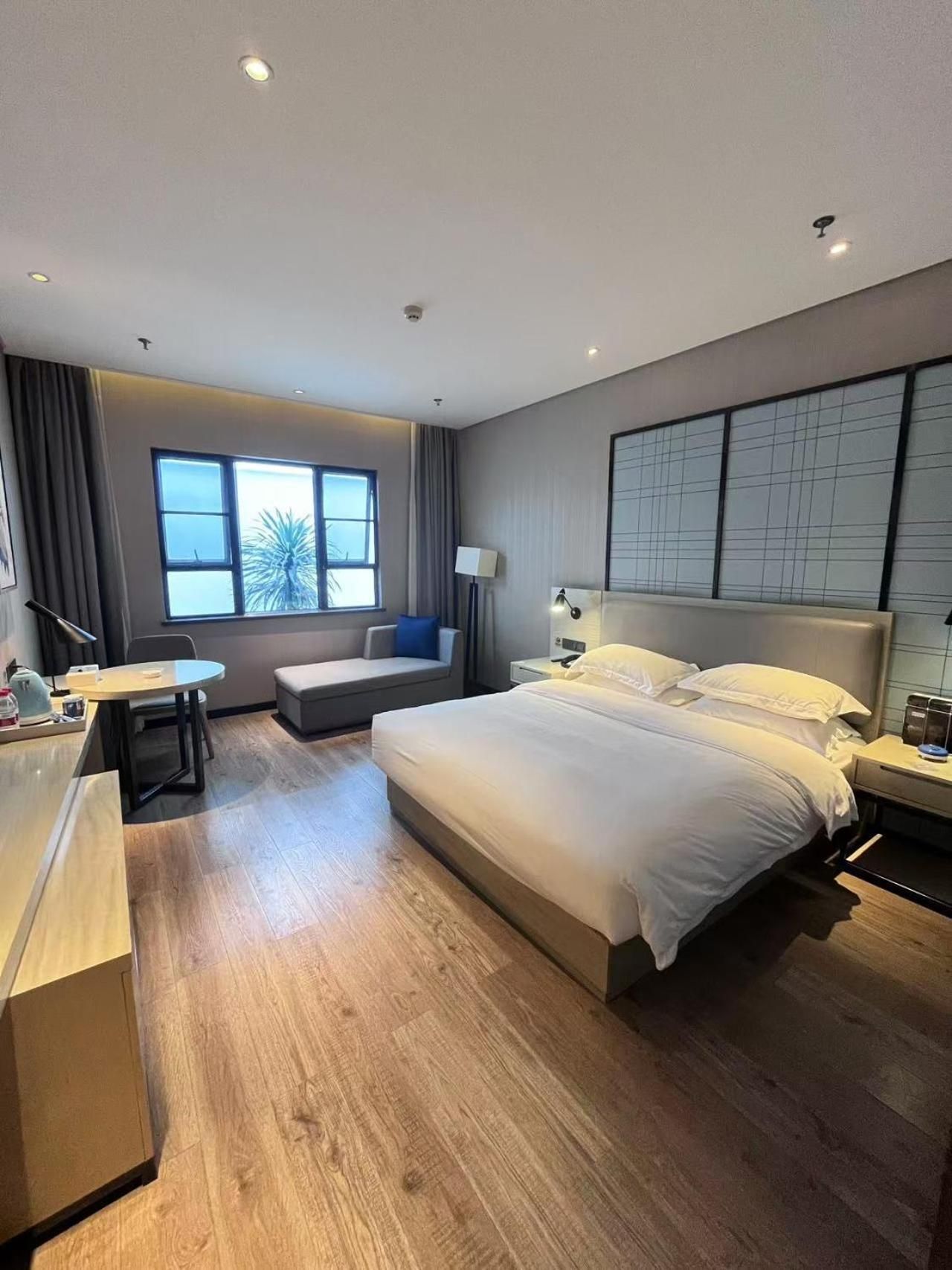 Standard Queen Room