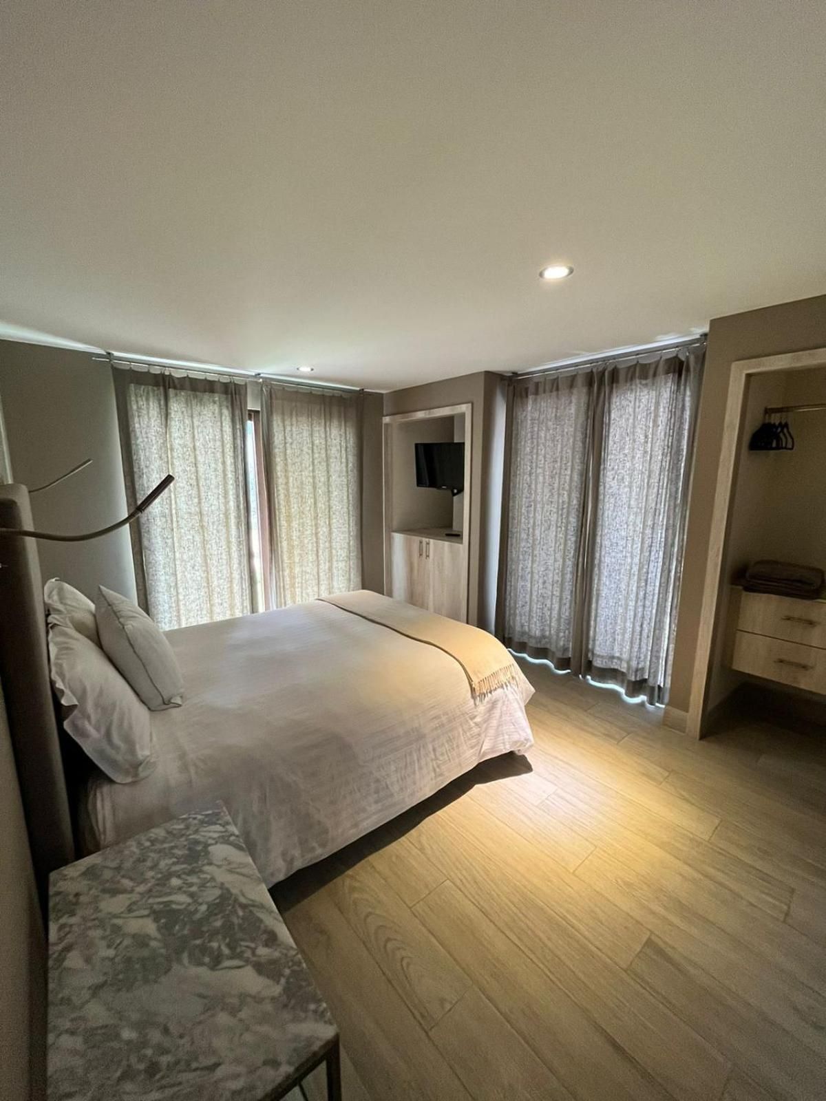Suite with Queen Bed
