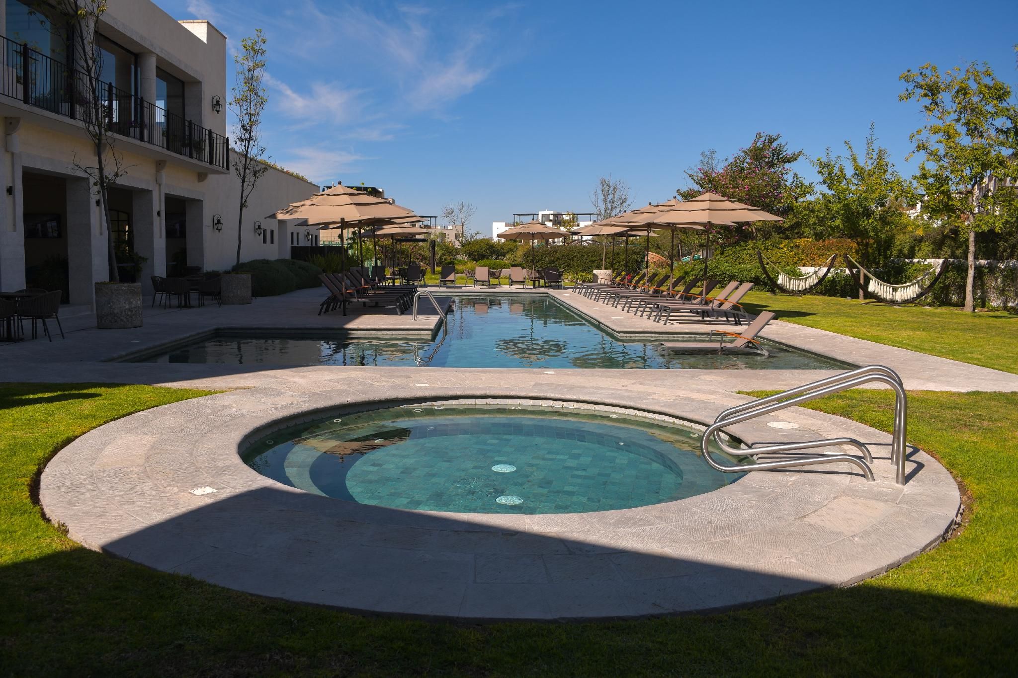 swimming pool [outdoor]