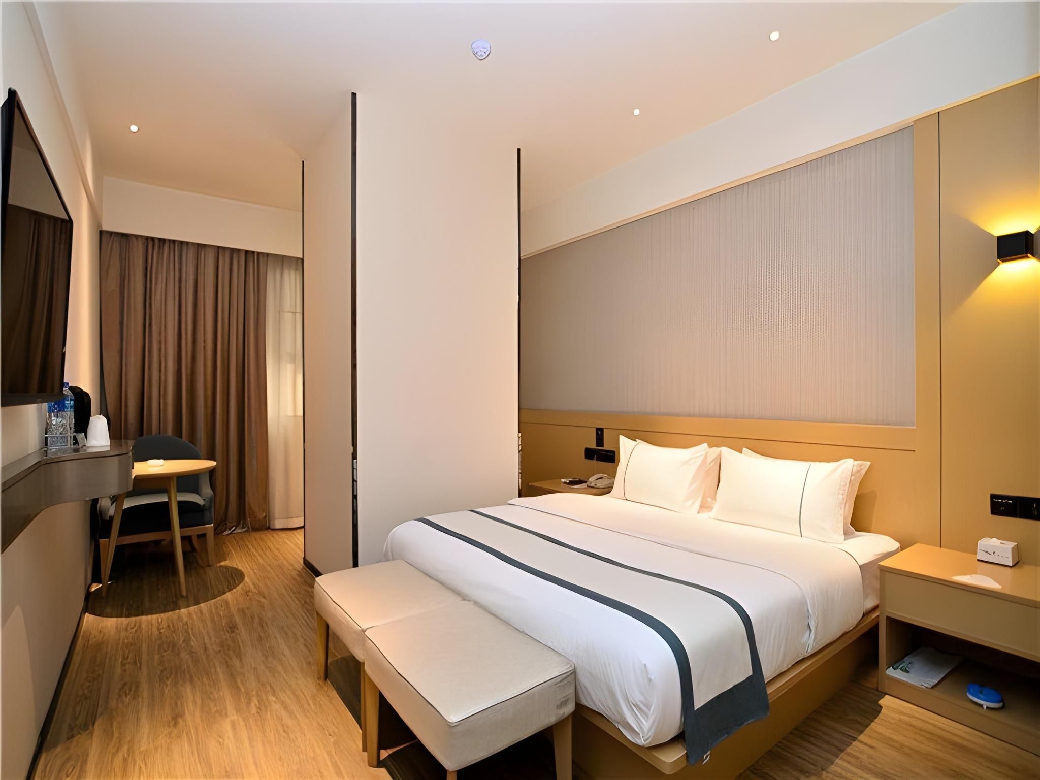 Stand Queen Room