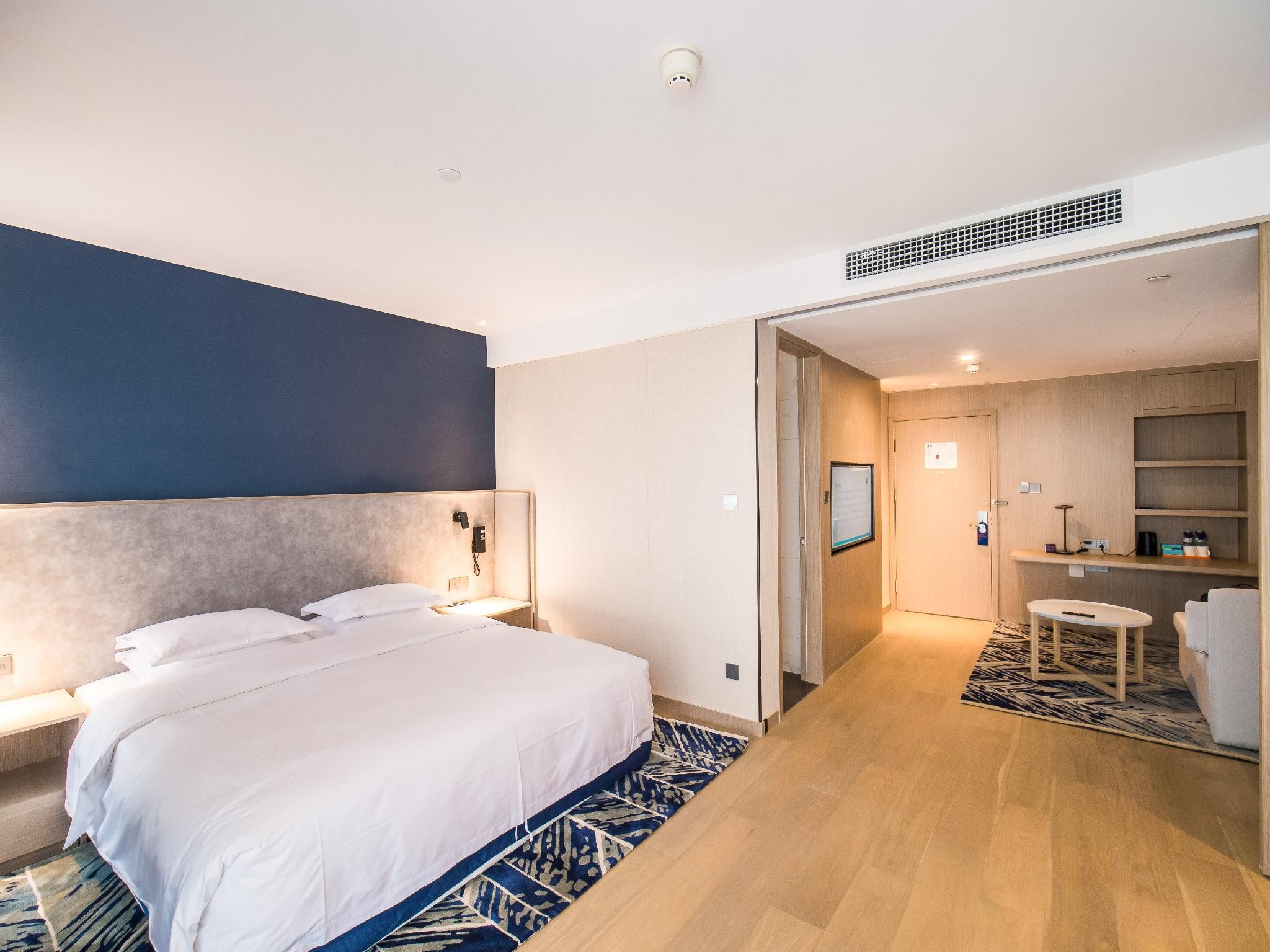 Holiday Inn Express KUNMING WEST By IHG 1 King Bed Suite Additional Living Area Nonsmoking