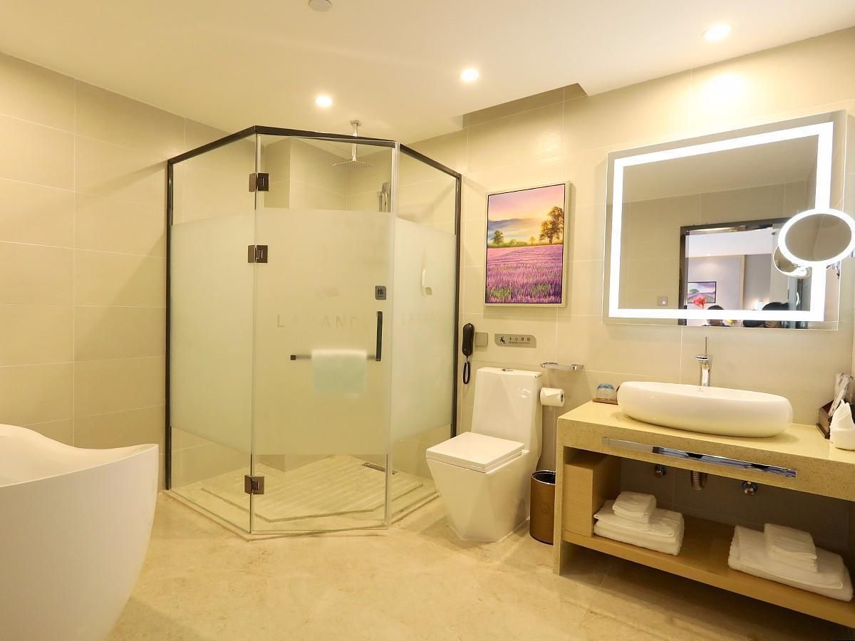 1 Queen Bed Business Suite