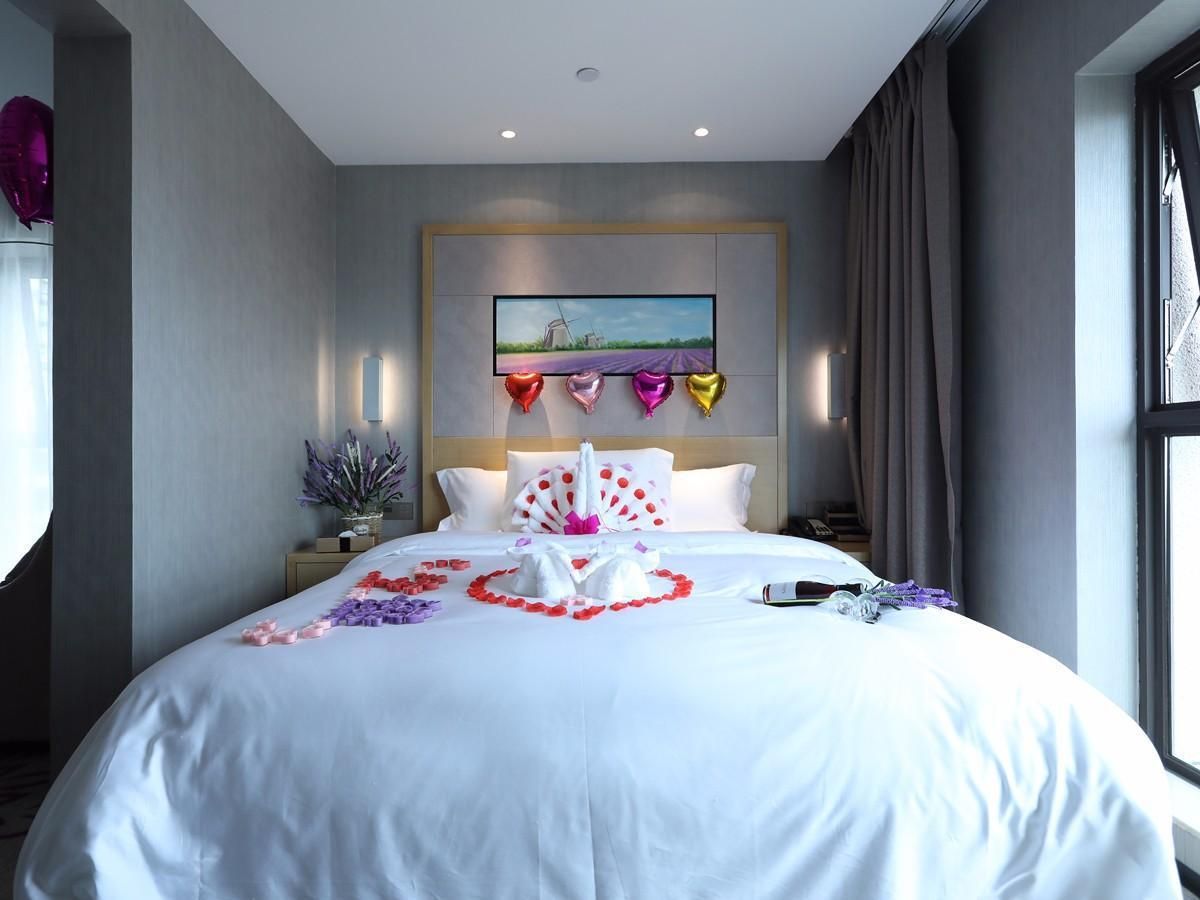 1 Queen Bed Room