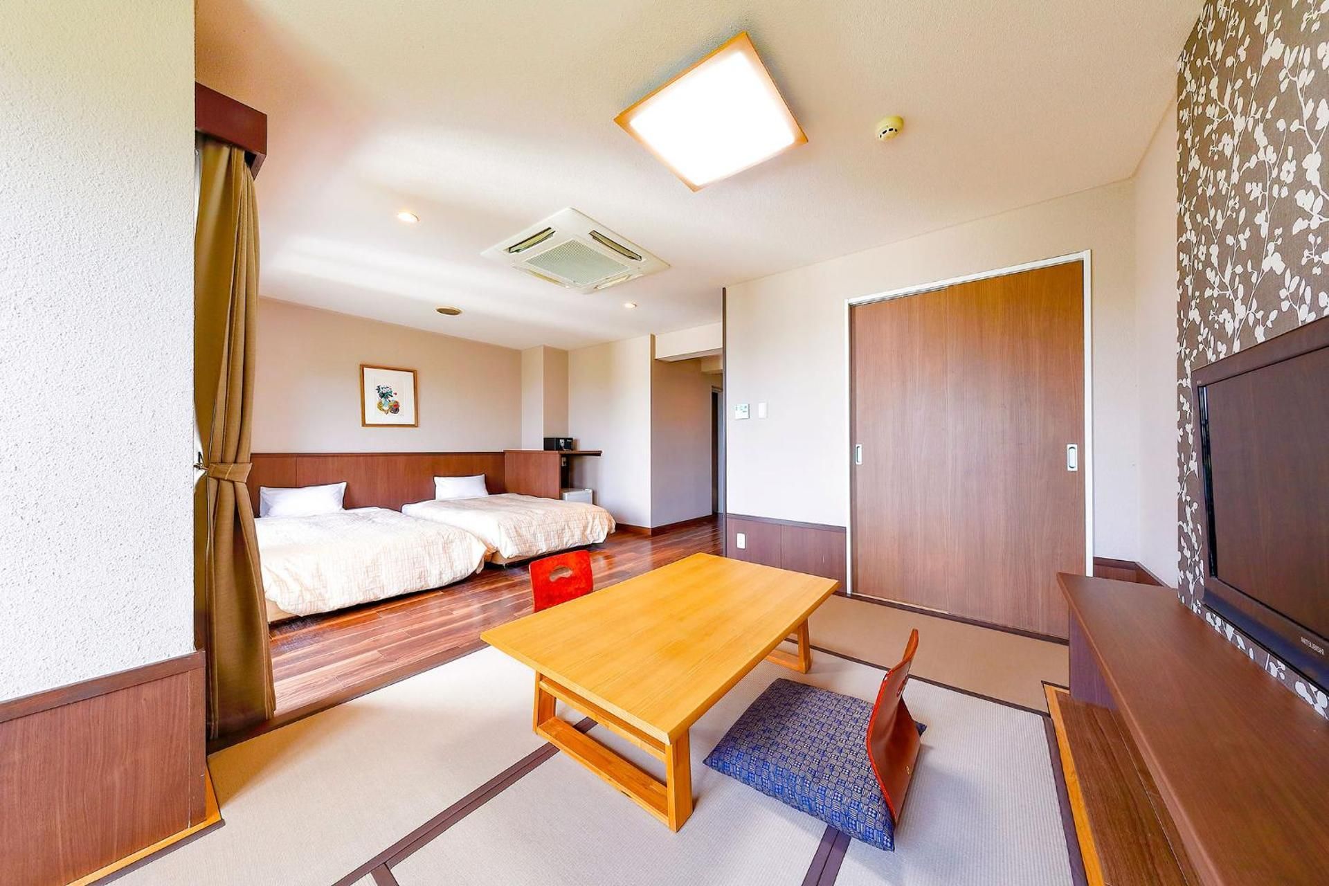 Lake Side Cottage - Twin Room withe Tatami Area - Shower Only