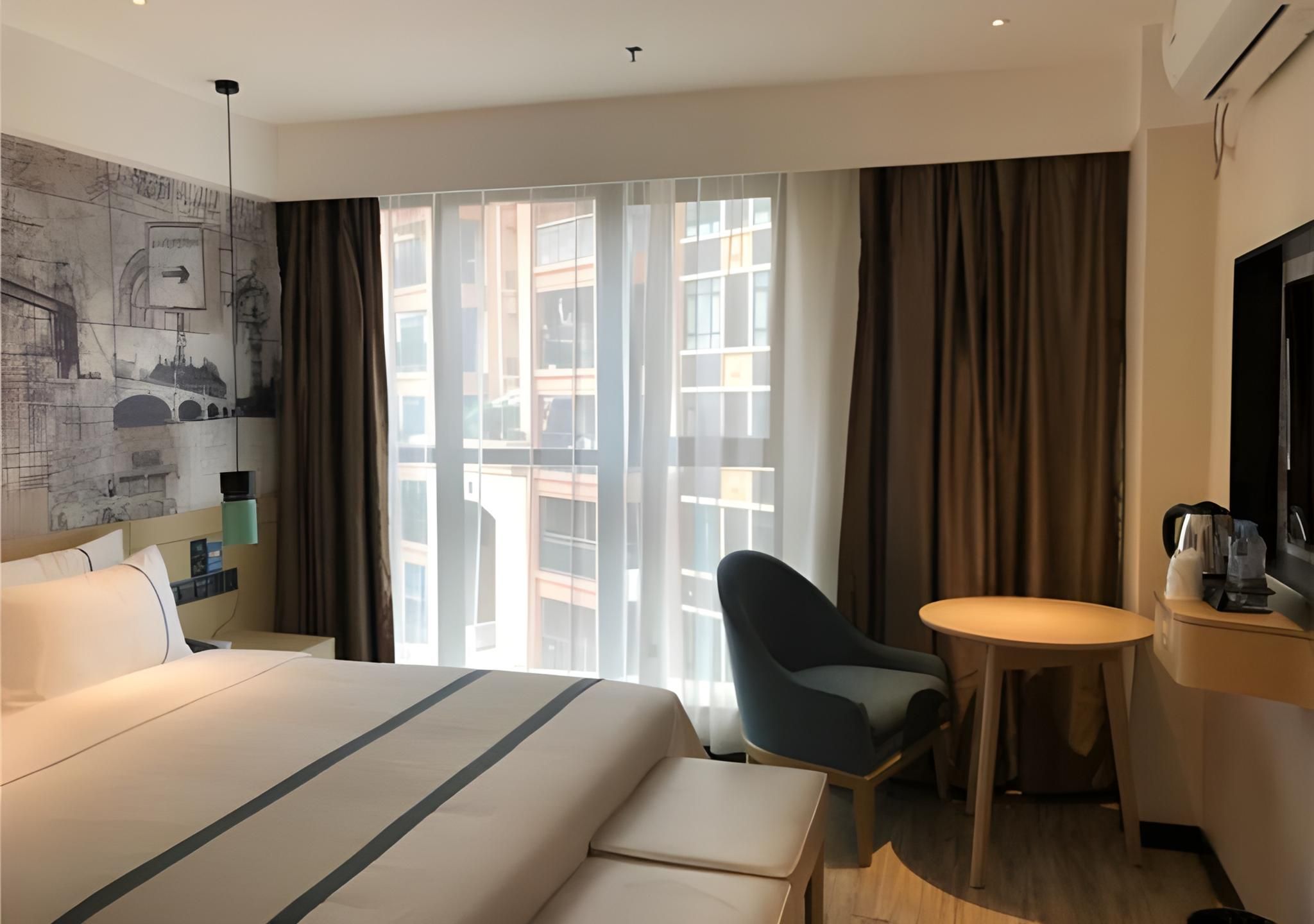 Business Queen Room
