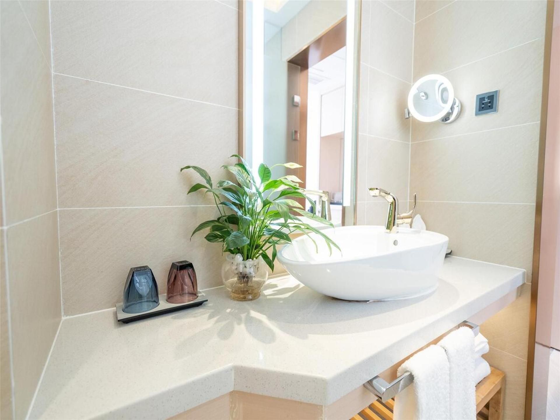 Business Suite King Bed